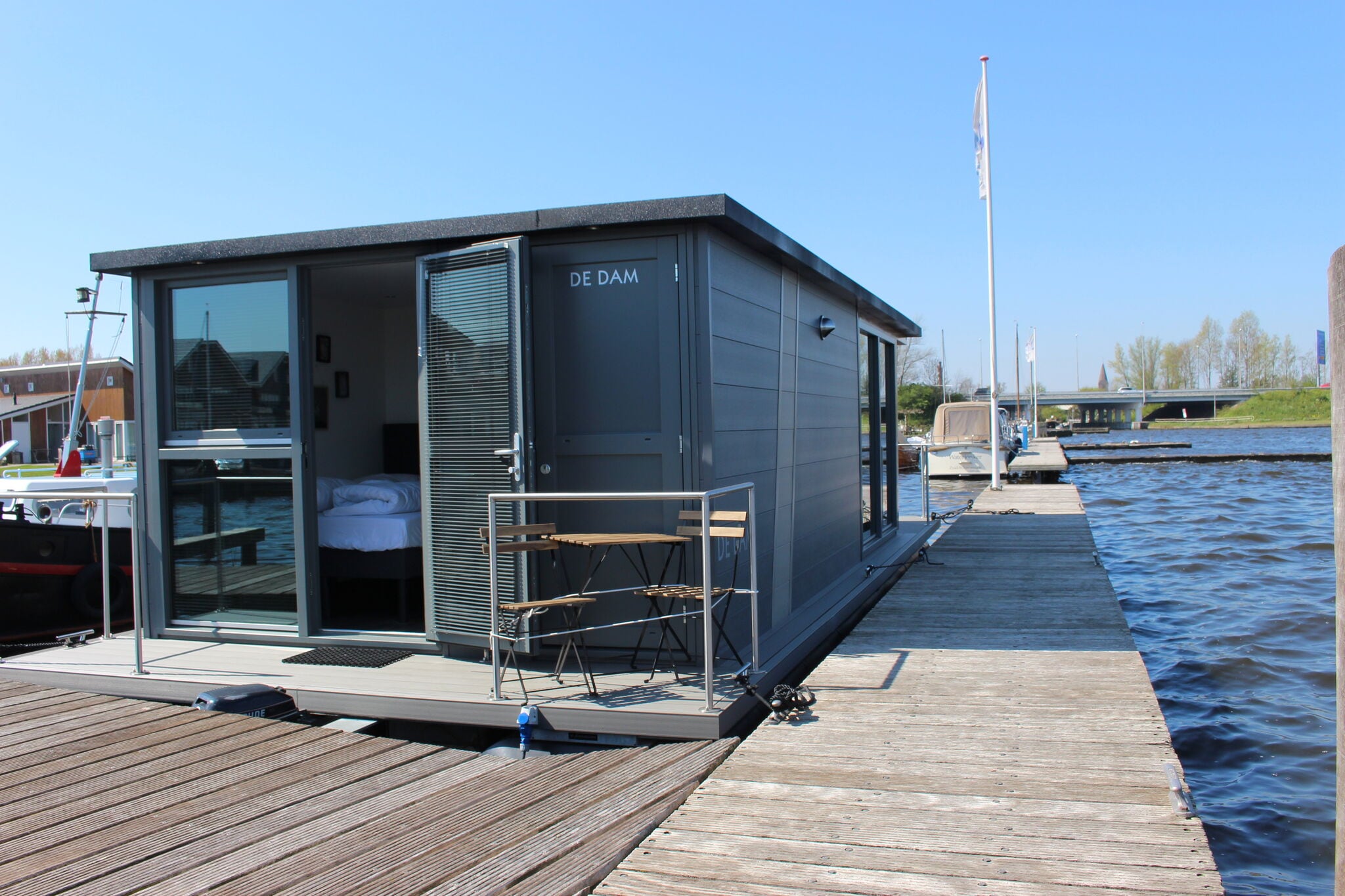 Modernes Hausboot mit Klimaanlage im Yachthafen
