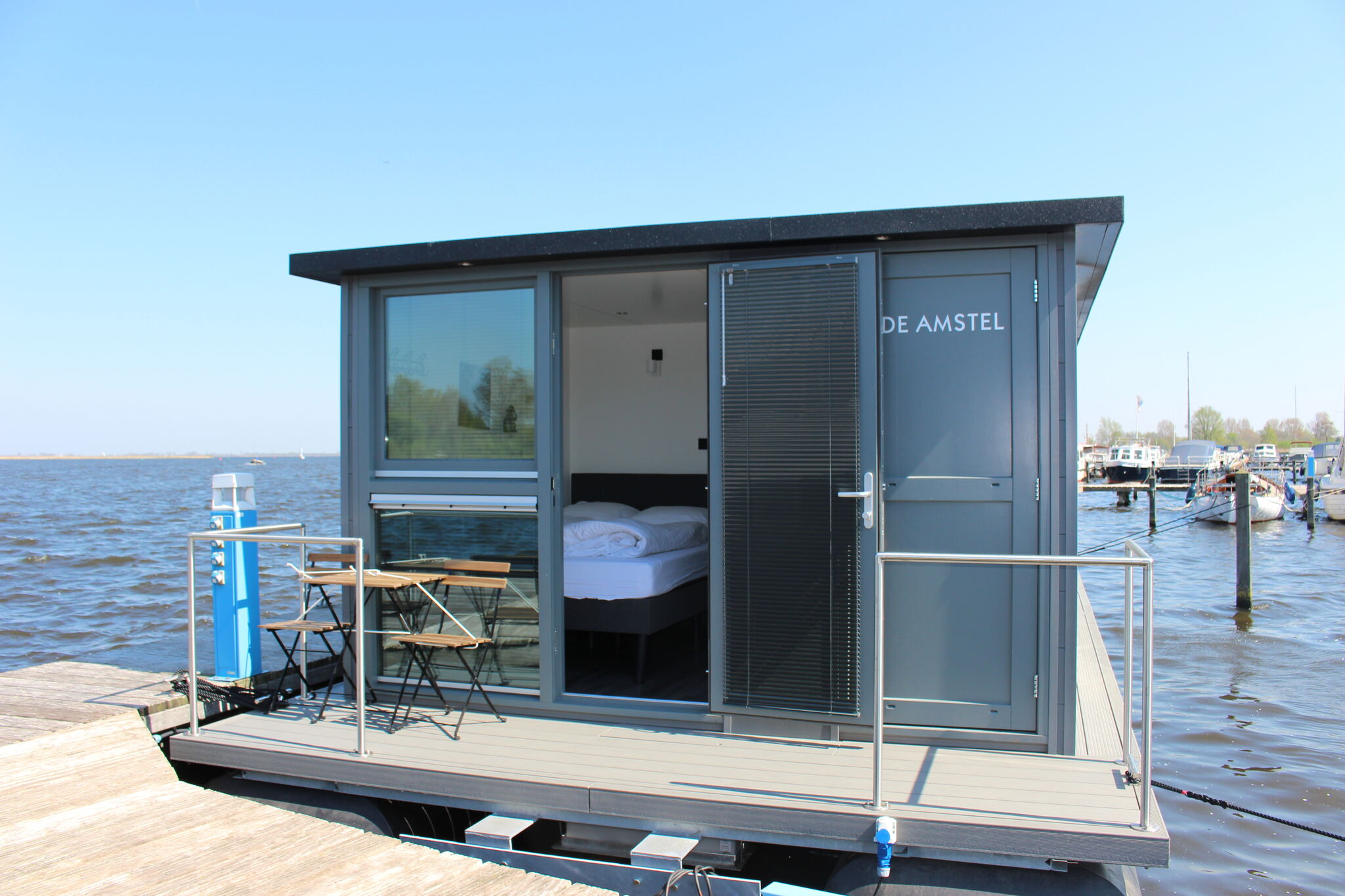 Moderne woonboot met airco gelegen in jachthaven