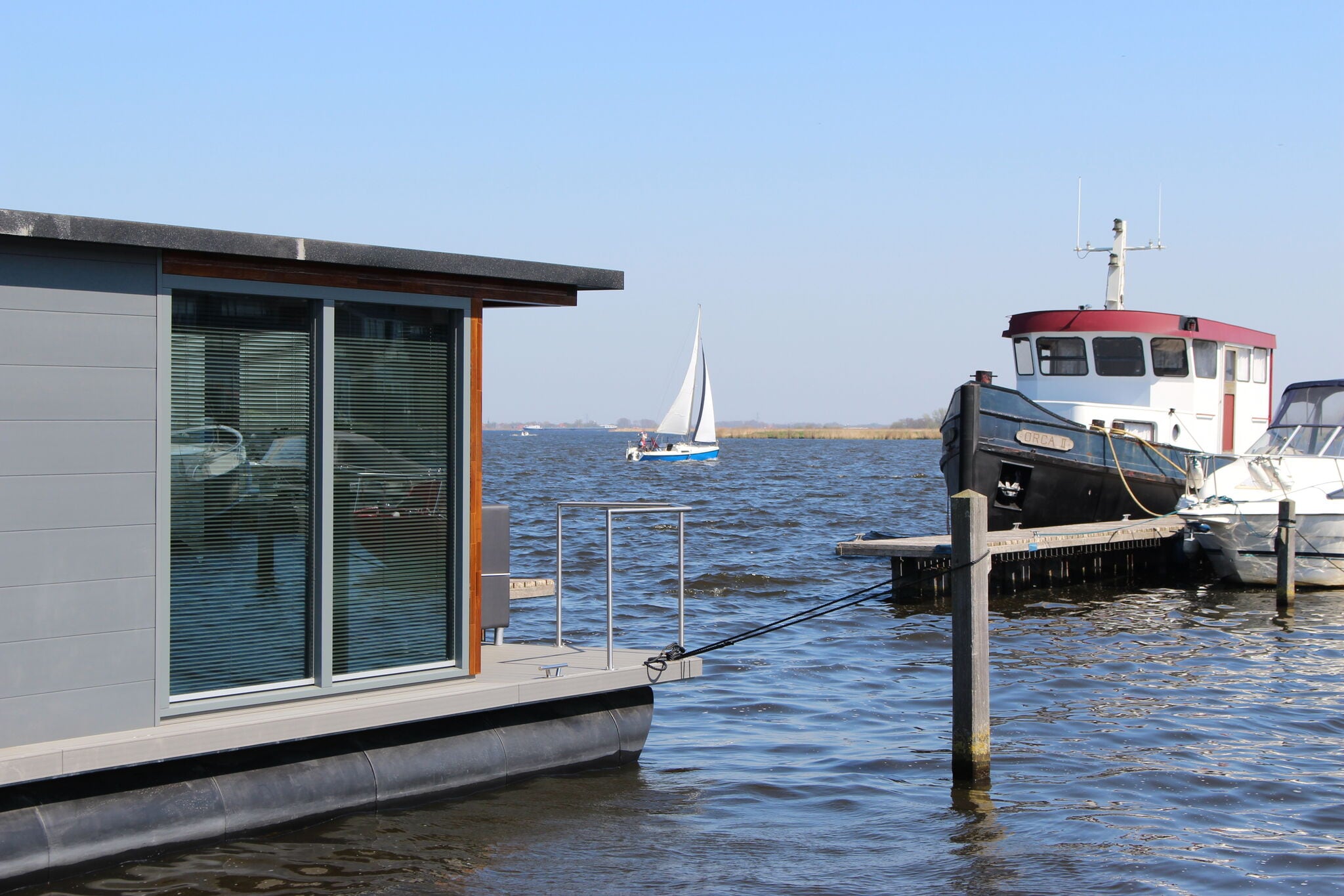 Modernes Hausboot mit Klimaanlage im Yachthafen