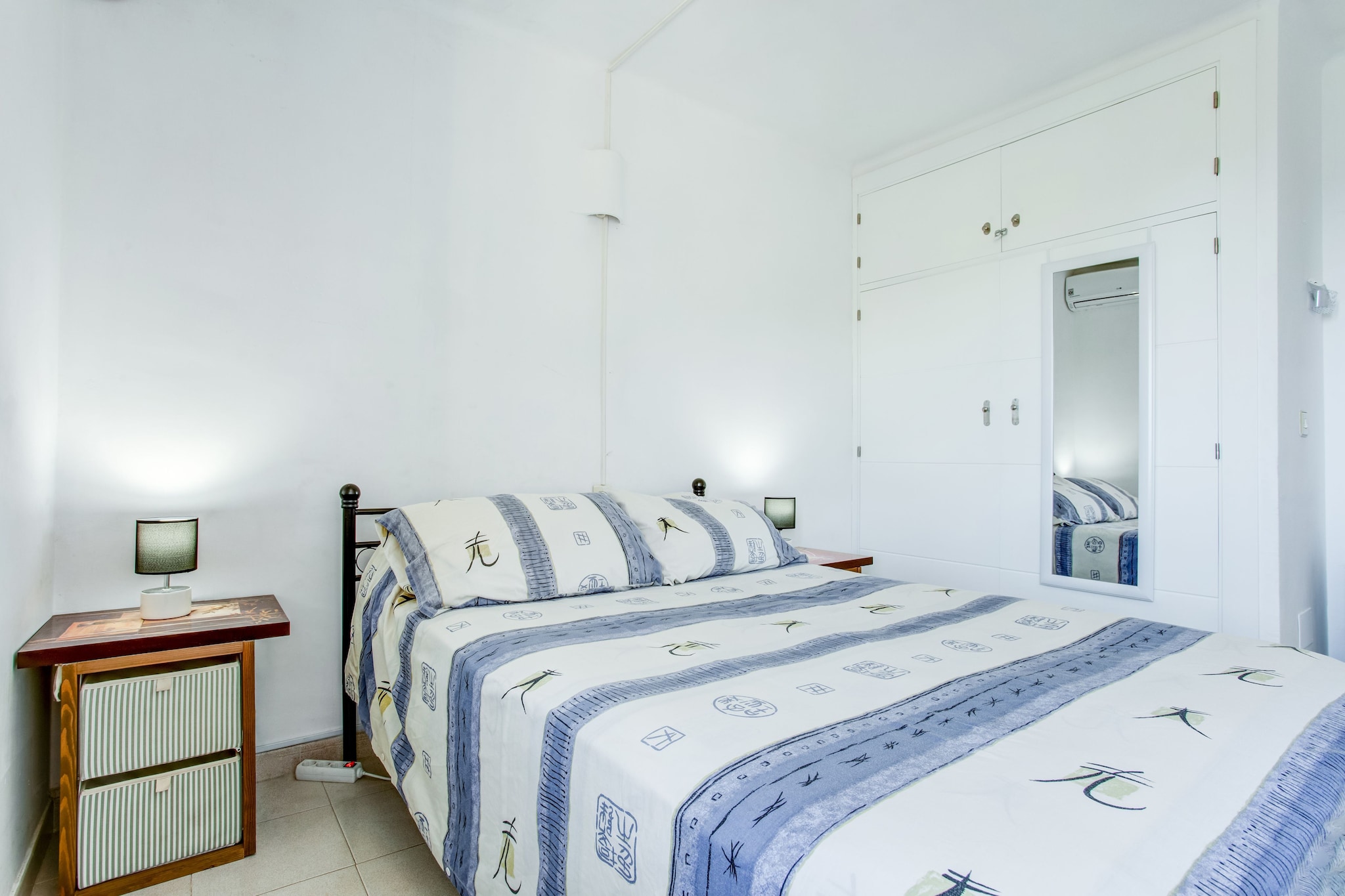 Ground floor: (Entrance, Kitchen(boiling water tap, toaster, cooker, coffee machine, oven, microwave, fridge-freezer), Living/diningroom(TV, dining table, fireplace, seating area, patio, air conditioning, BBQ))\n\nOn the 1st floor: (bedroom(double bed, balcony or terrace, air conditioning), Bedroom with bathroom(double bed, bathtub or shower, toilet, bidet, balcony or terrace, air conditioning), bathroom(shower, toilet, bidet))\n\nparking