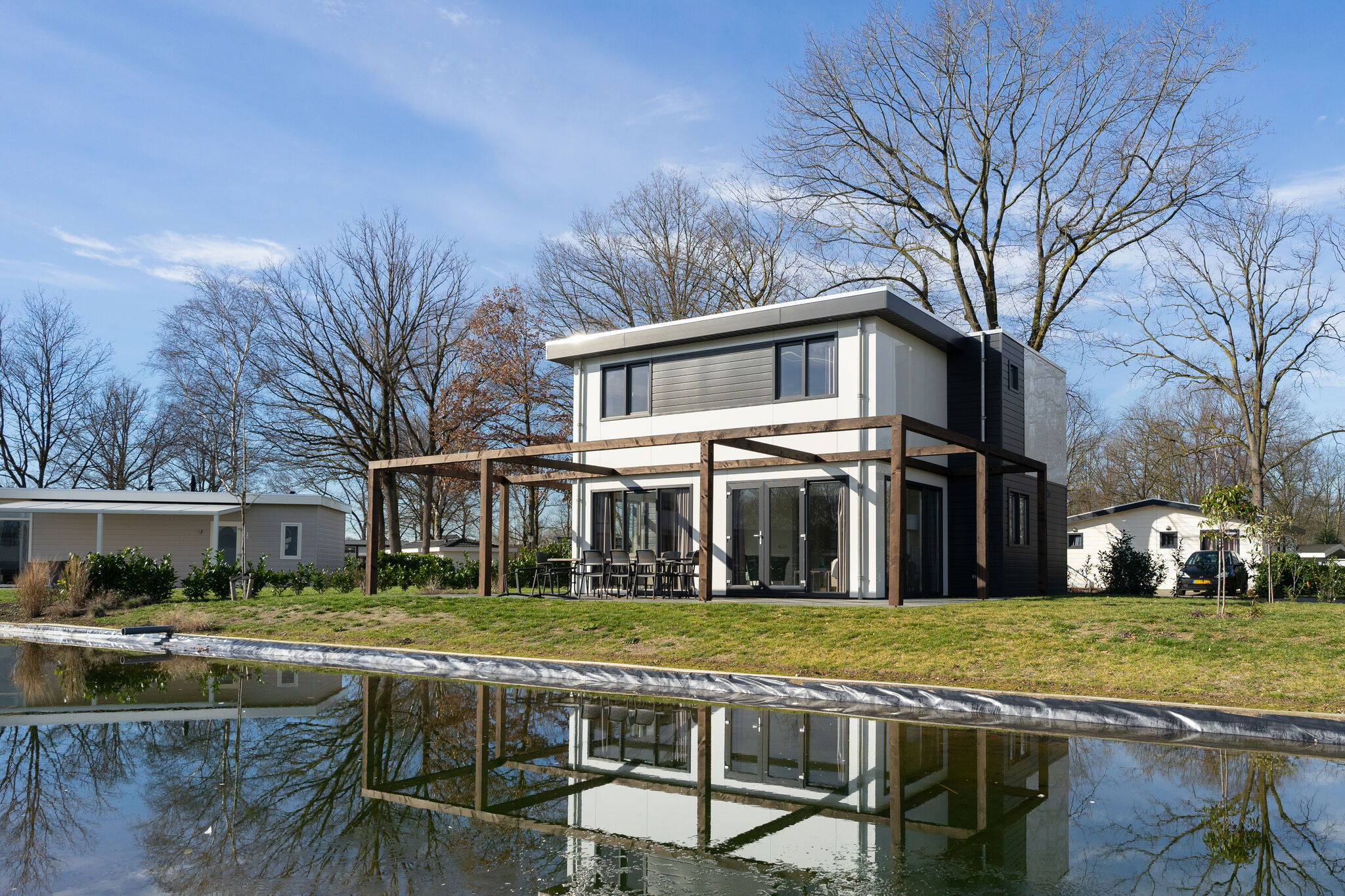 Luxury villa with dishwasher, by the river Maas