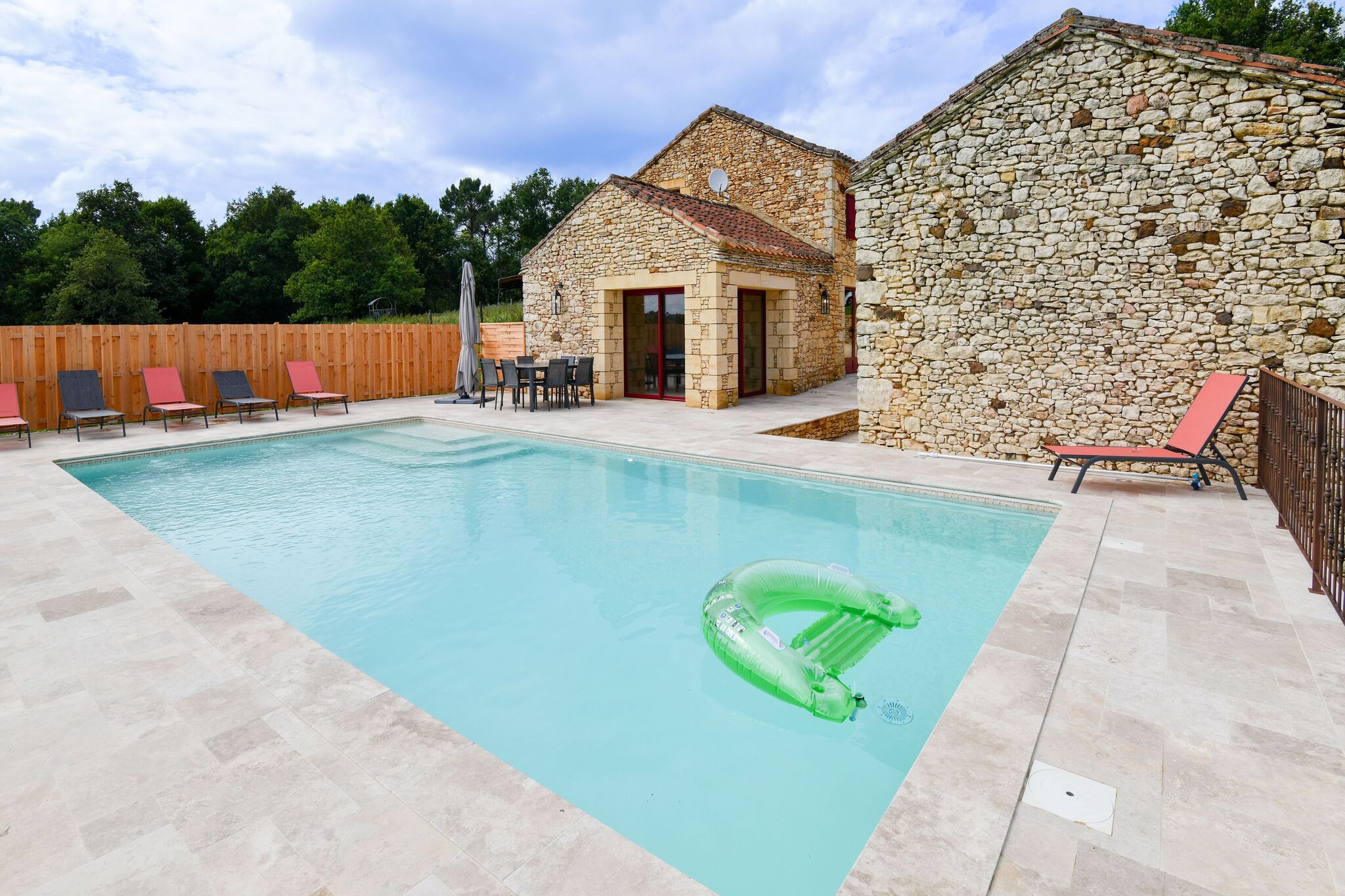Majestic Holiday Home in Prats-du-Périgord with Pool