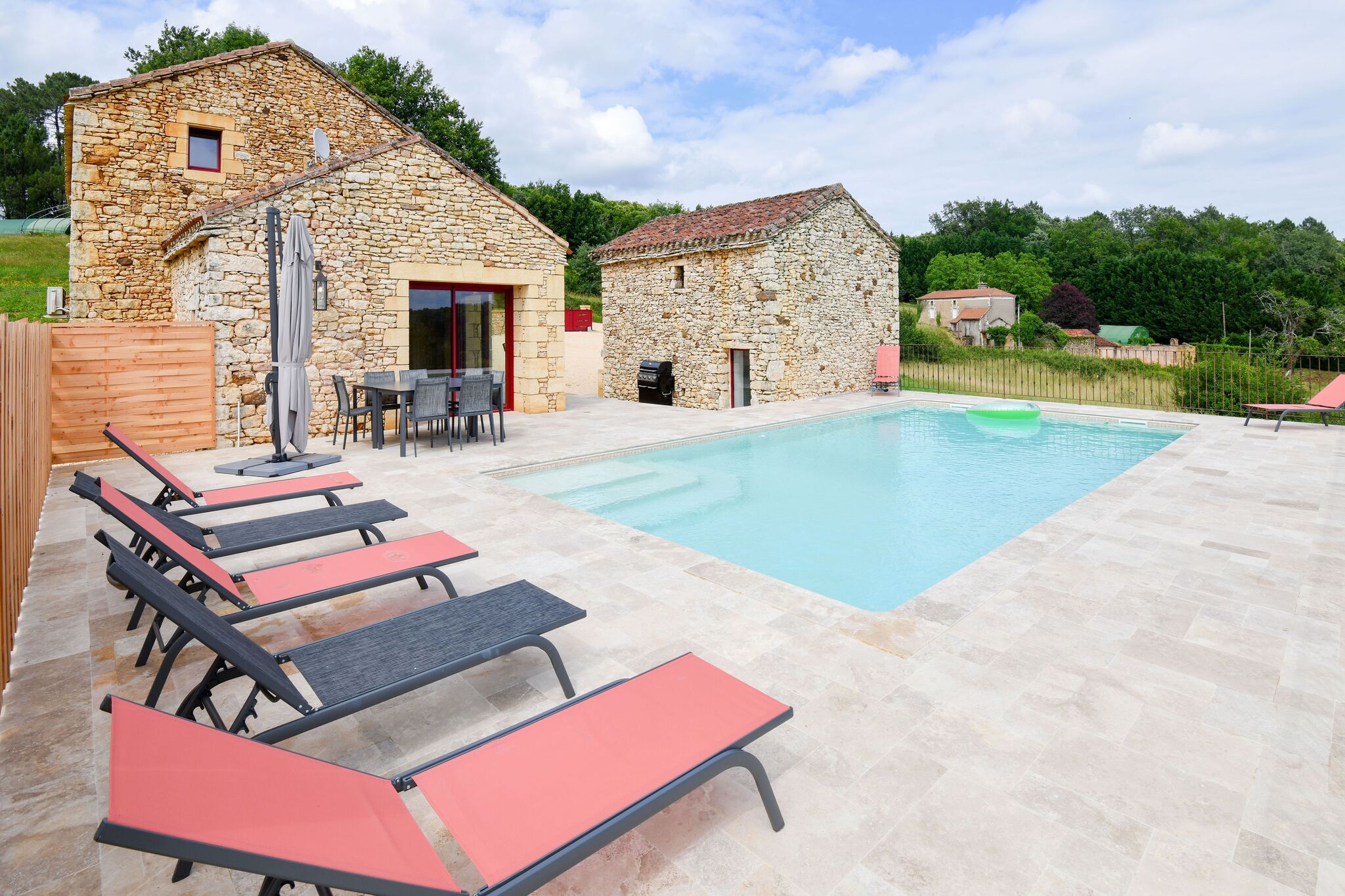 Majestätisches Ferienhaus in Prats-du-Périgord mit Pool