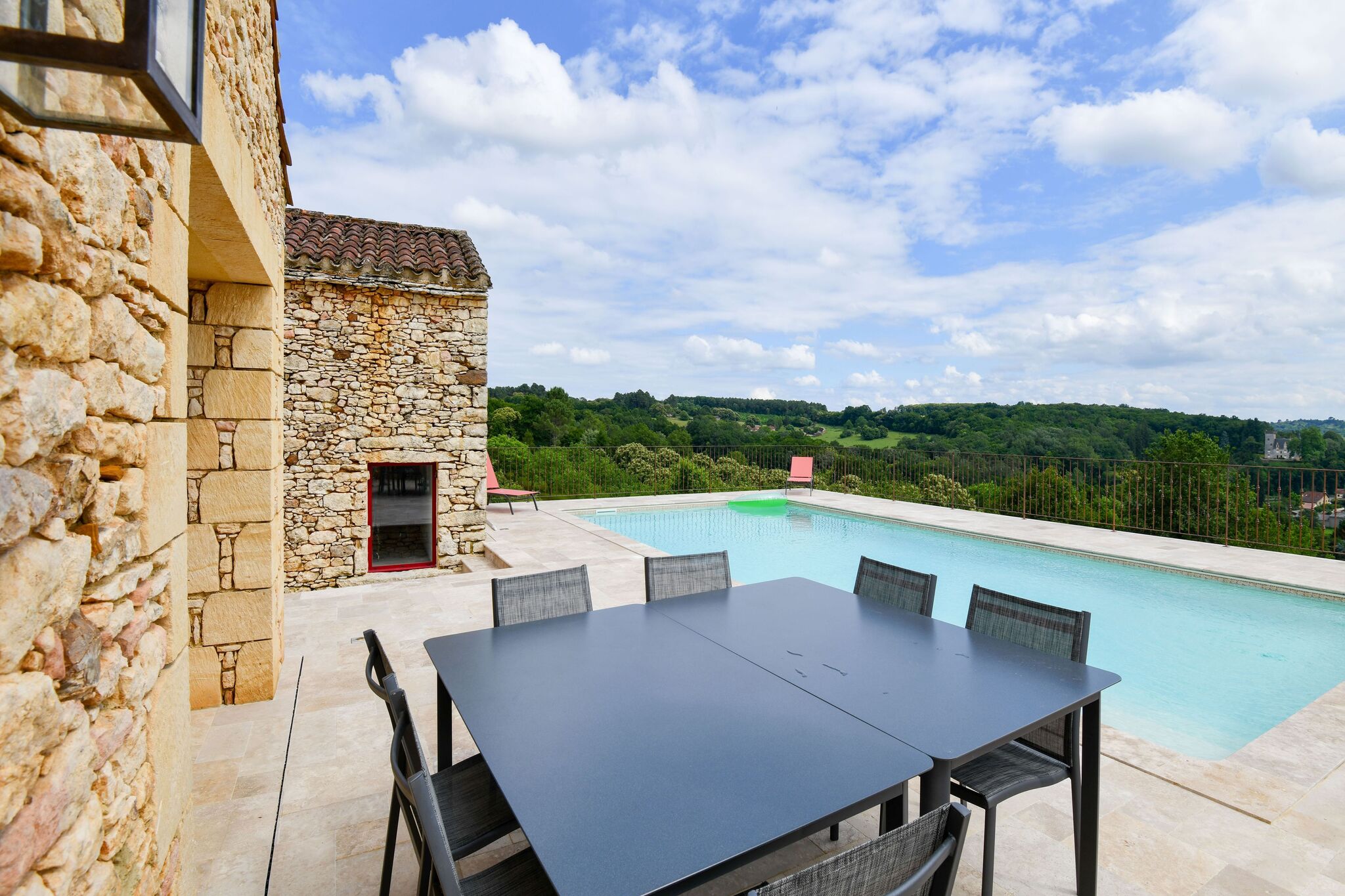 Majestic Holiday Home in Prats-du-Périgord with Pool