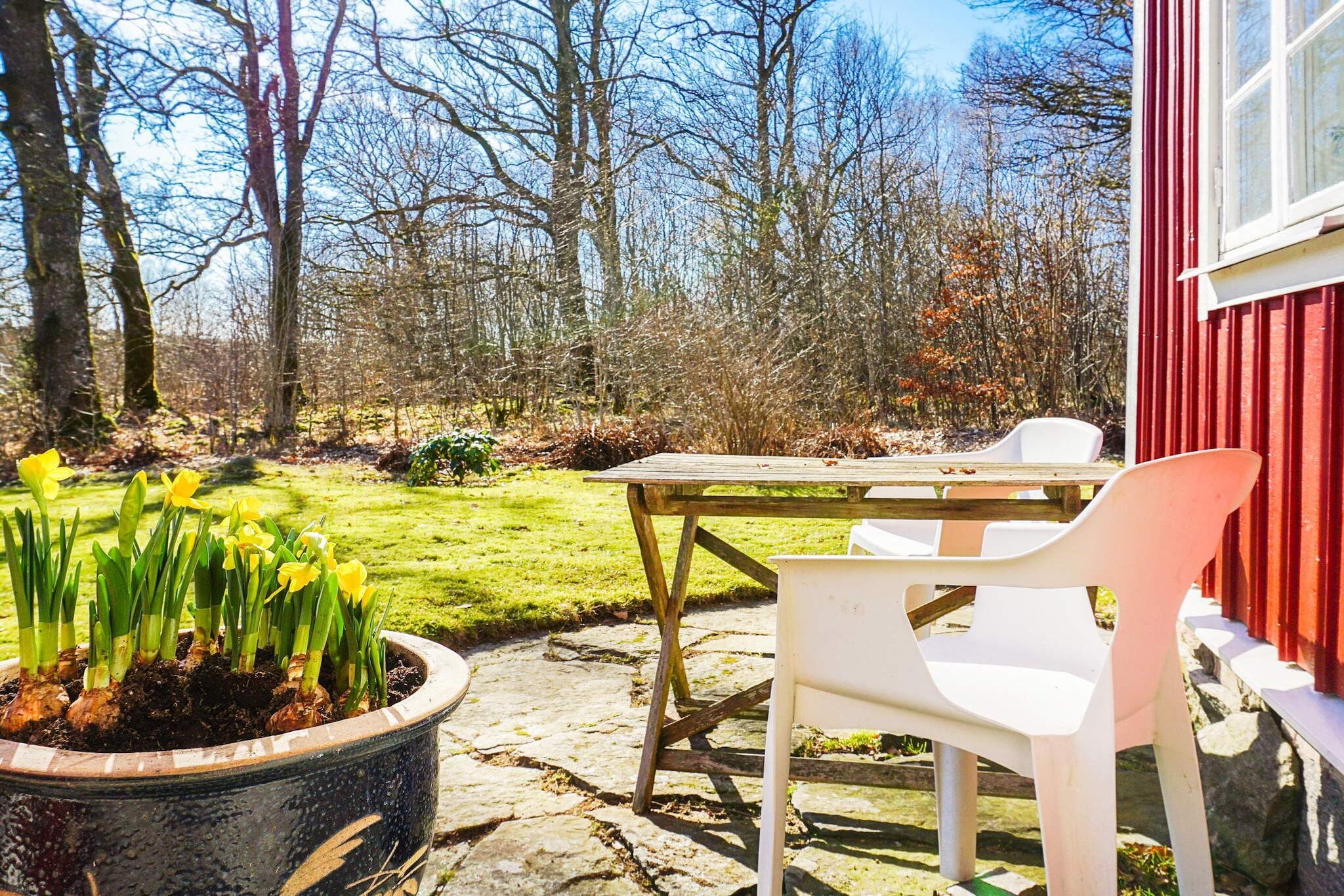 Welcome to FjÃ¤rÃ¥s in Halland with its unique nature consisting of forests, mountains and lakes. Here you live close to the sea, nature and attractions such as TjolÃ¶holm Castle, FjÃ¤rÃ¥s Naturum and Hede Fashion Outlet. 1 km from the cottage is the village's cozy Lanthandel with much of it. Otherwise, take a trip to Gothenburg with Liseberg, Svenska MÃ¤ssan, Scandinavium and Universeum which is only 30 minutes from the cottage. The cottage, which is from the beginning of the 20th century, breathes history and memories from the past. Small cozy hall at the back of the cottage leads into the kitchen complete with the equipment you need for your stay. On the right you have a bedroom with a double bed and in direct connection bathroom with wc, sink and shower. On the left from the kitchen you enter the living room which has a well-stocked bookshelf for those who want to enjoy some new reading. There is also a sofa with two armchairs, a small rocking chair and a cozy fireplace centrally in the room. Inside the living room is the dining room in a beautiful glass veranda where all the weekly meals are enjoyed. There is an exit to the soft lawn and a cafÃ© set for the morning coffee. From the bedroom with the double bed by the kitchen, a staircase leads up to another bedroom with a single bed. If you want to sleep 2 in the bedroom, there is a simpler tent bed to place in the same room. FjÃ¤rÃ¥s BrÃ¤cka is a powerful ice stripe formation that rises 60 meters above sea level. It offers stunning views, walks, swimming and fishing. Visit Li's burial ground, Halland's largest, with over 100 Iron Age bautastes. At naturum, which is open all year round, you can see an exhibition about FjÃ¤rÃ¥s BrÃ¤cka's education and the popular cafÃ© serves homemade, organic and locally grown. Did you know that most of the Swedish horseradish comes from the farms in and around the town of FjÃ¤rÃ¥s. Welcome to an enriching holiday in beautiful nature!