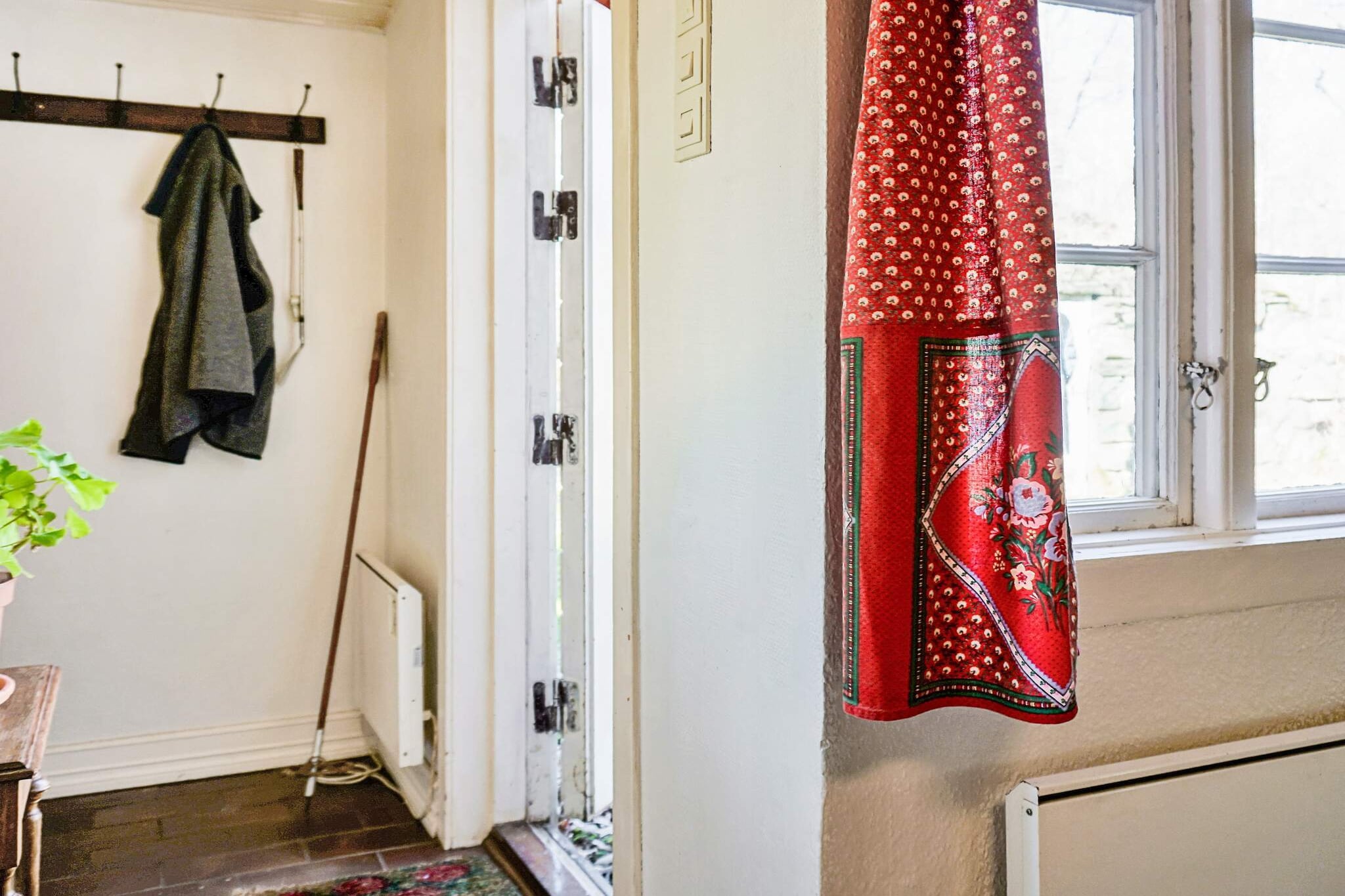 Internet Access DSL, Living room(single bed), dining room(double folding bed), open kitchen(wood cooker, cooker(electric), hood, coffee machine, microwave, fridge-freezer, high chair), Living/bed room(TV(swedish TV channels), fireplace, radio), bedroom(double bed), bathroom(washbasin, shower, toilet), courtyard(garden furniture, BBQ), geothermal energy, air to air heatpump