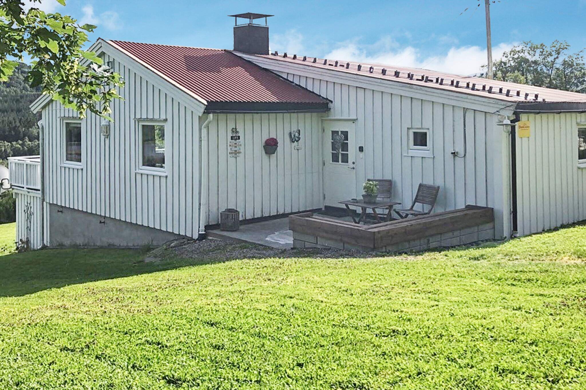 Holiday house in quiet surroundings with views of Helsetvannet, fjord and mountains. Good hiking and fishing opportunities in the area. Nicely furnished holiday home with access to the terrace from the living room. TV/audio/data: German/ international TV channels via Astra1 and Norwegian/Nordic via RiksTV. Apple TV, soundboard with audio streaming, DAB + radio, wireless internet (mobile broadband). Two bedrooms with folding single beds, a family bunk in the third. Local mountain hikes: Hagahornet 440 masl, Gulltanna 591 masl, Meekknoken 751 masl. Day trips: Atlantic Road, 23 km. Kristiansund town with Sundbåtene and fast boat to the fishing village Grip, 35.4 km. Molde, 78 km. Mardalsfossen, Trollstigen, Geiranger and Ålesund. Freshwater fishing: 20 km to Bådalselva, with Trout. 400 m to Helsetvatnet with trout from 200 grams - 2 kg. Filleting area with light and running water, under the terrace. Large freezer close by, in the basement. 2.5 km to the marina where the boats are located. Boats for rent: 1x 18 foot Rana 540 Cabin with 60 HP Suzuki, GPS / chart plotter / echo sounder, 4 pole holders. 1x 15 foot boat with 15 HP engine. In the 18-foot boat you can store fishing equipment etc.