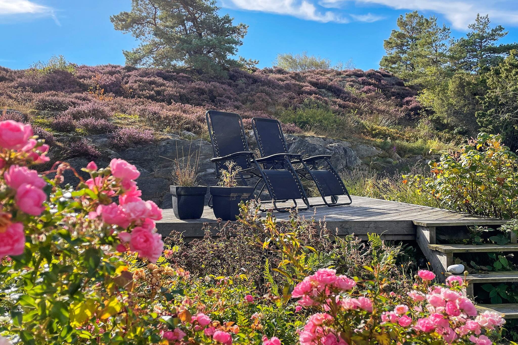 Internet Access DSL, open kitchen(cooker(electric), hood, coffee machine, microwave, fridge-freezer, high chair), Living/bed room(TV, fireplace, chromecast), bedroom(double bed), bedroom(single bed, double folding bed), bathroom(floor heating)(washbasin, shower, toilet), conservatory, tumble dryer, washing machine, terrace, terrace(roofed), garden furniture, BBQ, parking, air to air heatpump, water from well