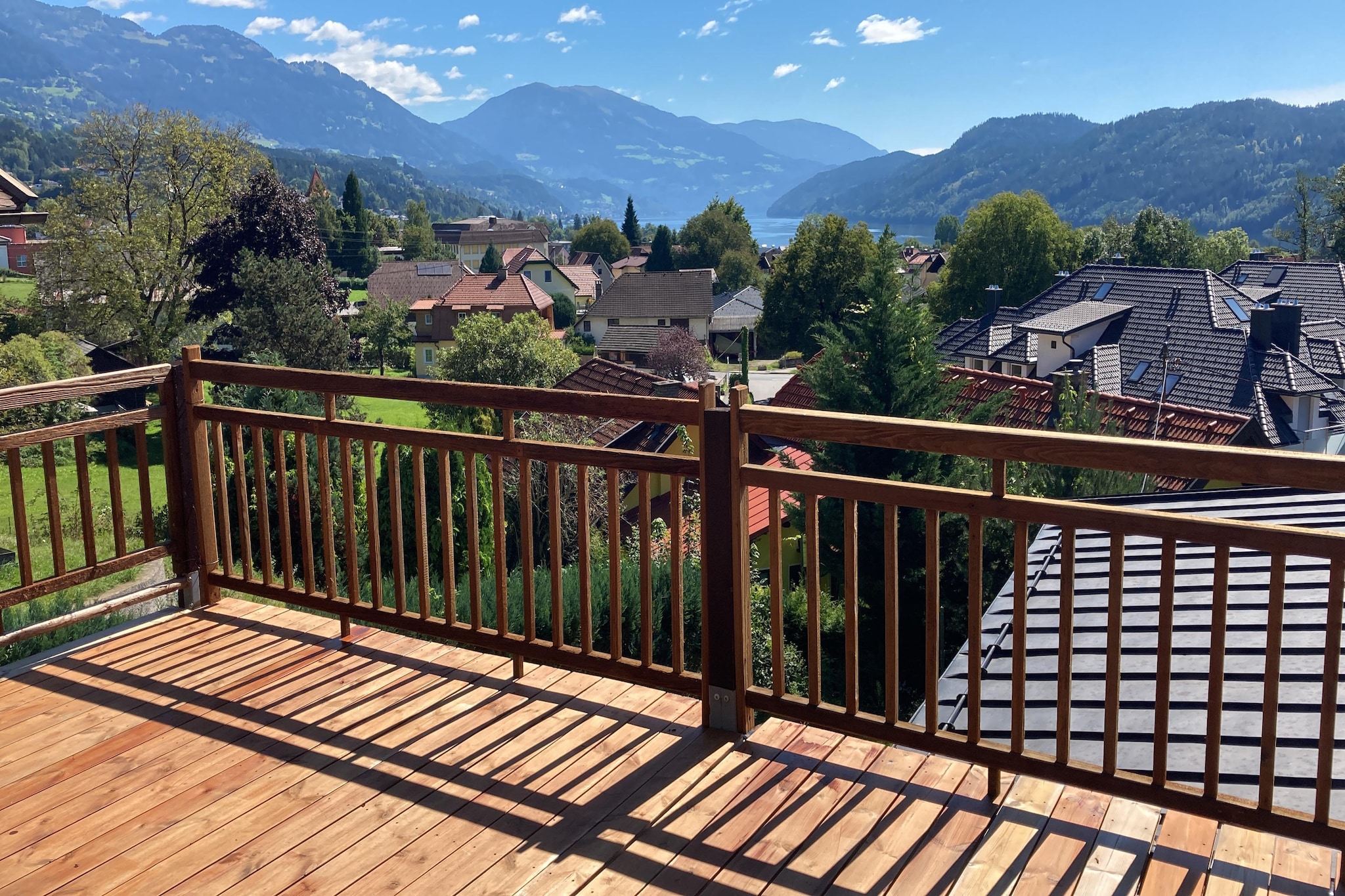 This cozy detached holiday home for up to 8 guests is located in Seeboden directly on Lake Millstätter See, Carinthia, offering a stunning lake view. The house features 2 living/bedrooms with sofa beds, 2 spacious bedrooms, 2 bathrooms, a well-equipped kitchen, a large garden with furniture, a terrace with lake views, a washing machine, and storage for skis and bicycles. Parking is available under the carport. Maximum 3 children are allowed for safety reasons.
Seeboden offers 11 beaches, diving stations, boat rentals, water sports, parks such as Rose Park and Klinger Park, and the historic Sommeregg Castle. In winter, Goldeck-Spittal ski area (5 lifts, 25 km slopes) is 8 km away, with smaller Baldramsdorf nearby. For experienced skiers, Bad Kleinkirchheim (103 km, 24 lifts), Katschberg (80 km), and Gerlitzen Alpe (60 km) are within 15–20 minutes by car.