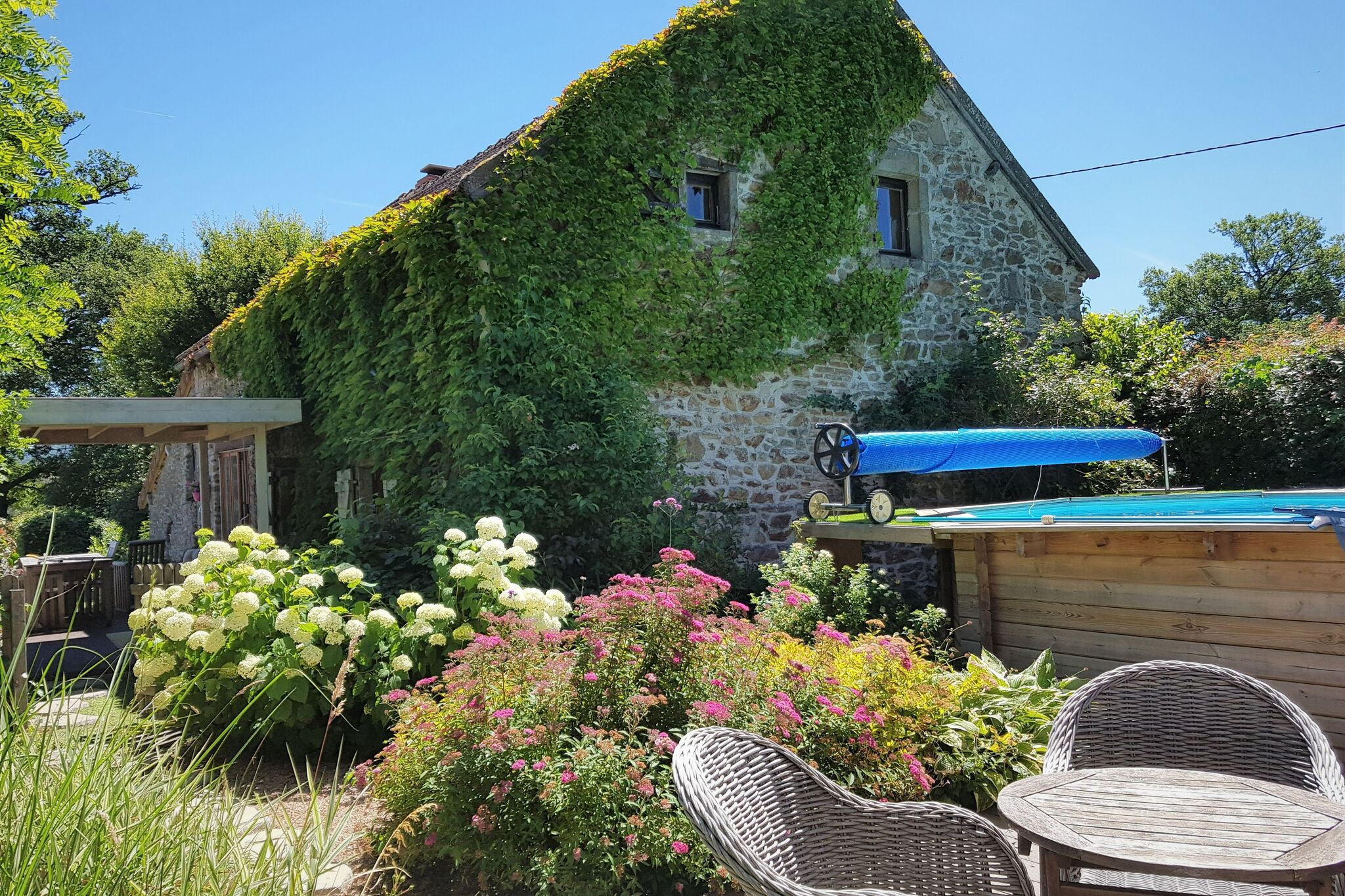 Maison de vacances authentique avec bien-être privé dans l'Auvergne verte