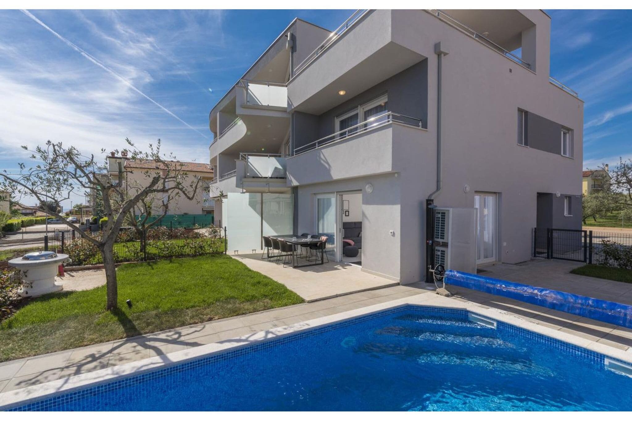 Appartement moderne avec piscine privée, jacuzzi, jardin et terrasse