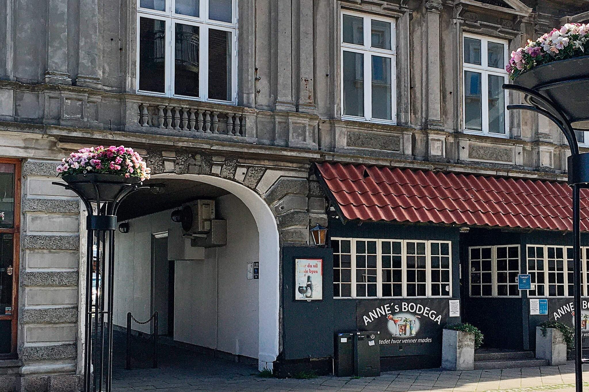 The apartment is located at the beginning of the pedestrian street in Nakskov with its own parking space behind the apartment. The apartment has stucco ceilings and is bright with good decor. There are 2 large bedrooms with where the beds can be pulled apart, so it becomes single beds if needed. Everything is new from 2021. There is its own upswing. If you want to enjoy the sun, there is an open piece of tile where it is not possible to park and where there is plenty of space to enjoy the coffee. Nakskov is an old trading town with good restaurants within walking distance. Not for rent to youth groups.

A refundable deposit might be charged closer to your check-in date. This deposit covers utilities consumed during your stay and any additional services that may be taken. The final amount will be adjusted based on actual meter readings, actual usage of extra services, and any remaining balance will be refunded within 21 days after checkout.