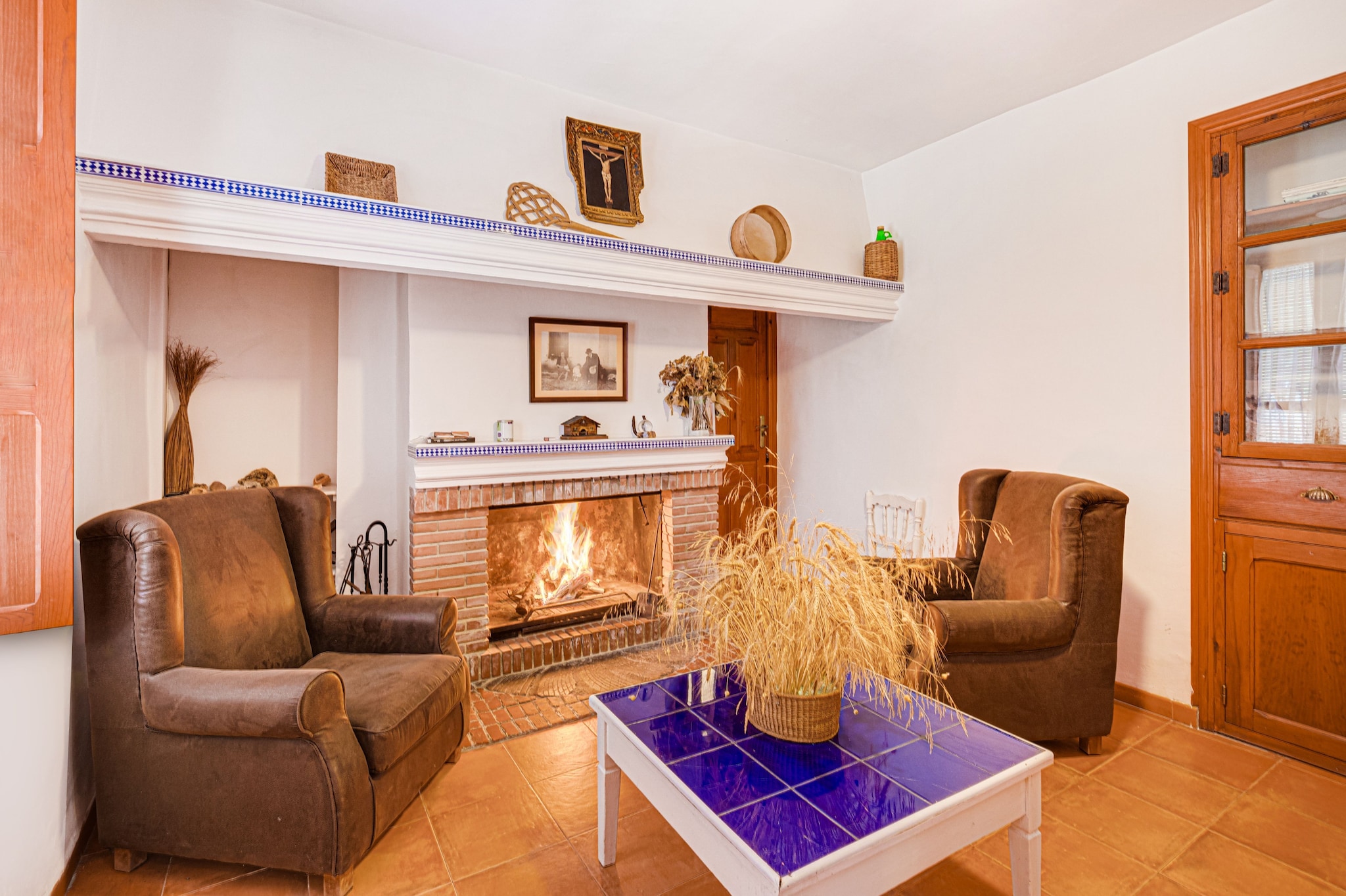 Gather your loved ones for a memorable stay in this grand 7-bedroom mansion in Pozo Lorente, nestled in the heart of La Manchuela. Once an old mill, this beautifully restored villa retains the charm of a Spanish palace, complete with a piano room, music lounge, and a cozy library. Ideal for large families or groups of friends, it offers ample space and authentic character.

The home features a spacious dining area, a fully equipped kitchen, and a delightful outdoor space with a wood-fired oven and barbecue, perfect for al fresco meals. The decor is warm and inviting, making you feel right at home. Firewood is available on request for the fireplace.

Just 350 meters away, a public swimming pool offers a refreshing break (entry fee applies). Explore nearby gems like Chinchilla de Montearagón with its medieval castle, or enjoy water sports and riverside fun in Alcalá del Júcar. The vibrant city of Albacete is only 20 minutes away, offering museums, parks, and shopping.

With parking, privacy, and a peaceful setting, this mansion is a unique blend of rustic elegance and modern comfort, perfect for your next group getaway.