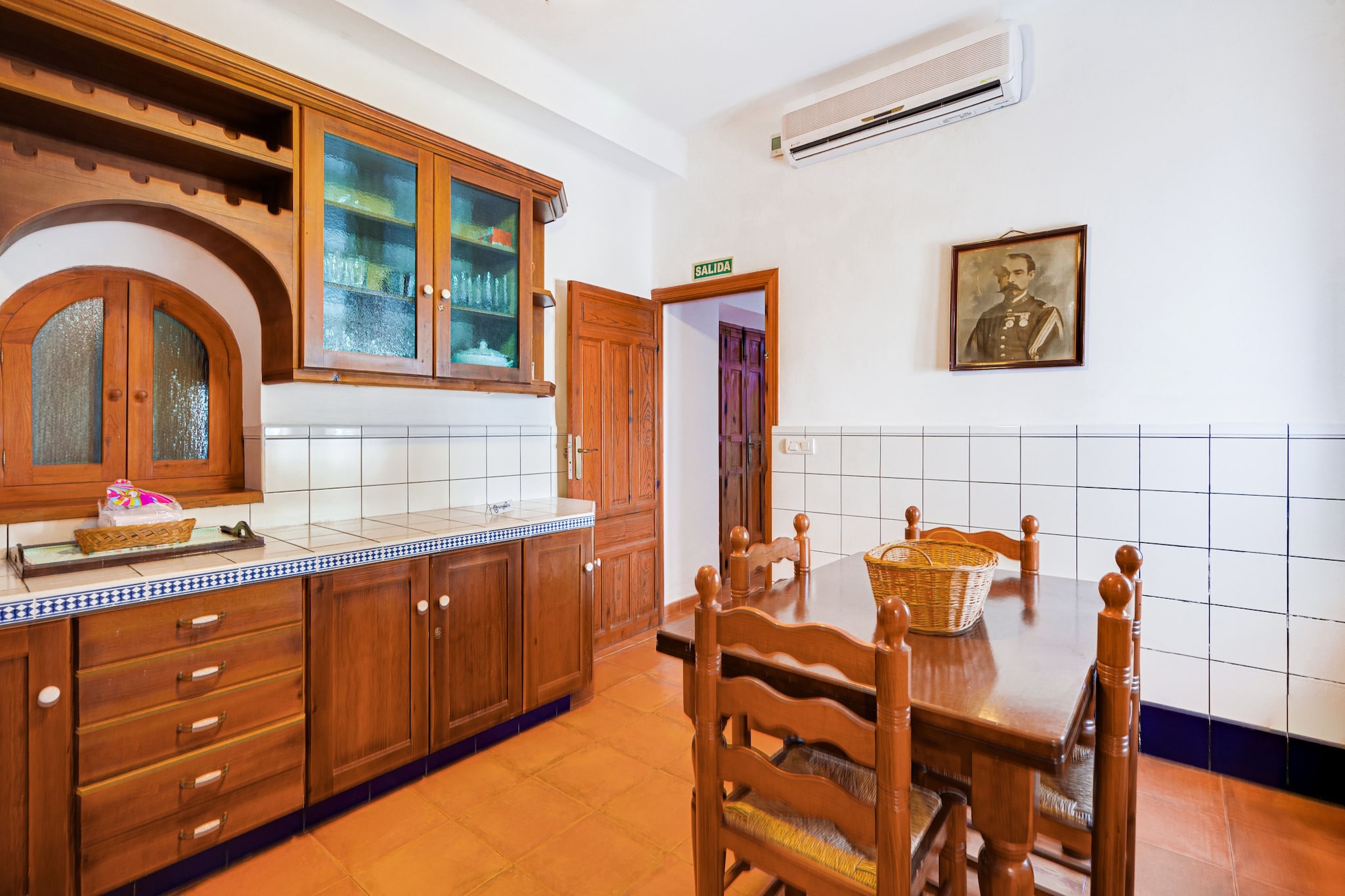 Ground floor: (hallway, Living room(fireplace, seating area, radio, heating, air conditioning), dining room(TV(smart TV), dining table, dining table, fireplace, seating area, heating, air conditioning), Large kitchen(dining table, hob, toaster, coffee machine(espresso), oven, microwave, dishwasher, fridge-freezer, heating, air conditioning, Hand blender), bedroom(single bed, single bed, heating, air conditioning), Bedroom with bathroom(single bed, double bed, bath tub, shower, washbasin, washbasin, toilet, bidet, heating, air conditioning), bathroom(shower, washbasin, toilet), Landing)\n\nOn the 1st floor: (Living room(TV, seating area, heating, air conditioning, play equipment), bedroom(single bed, heating, air conditioning), Bedroom with bathroom(single bed, single bed, single bed, shower, washbasin, toilet, heating, air conditioning), Bedroom with bathroom(single bed, single bed, shower, washbasin, toilet, heating, air conditioning), Bedroom with bathroom(single bed, single bed, shower, washbasin, toilet, heating, air conditioning), Bedroom with bathroom(single bed, single bed, shower, washbasin, toilet, heating, air conditioning), bathroom(shower, washbasin, toilet, heating, air conditioning), library)\n\ngarage, dining table, streamingservice, wood cooker, tumble dryer, bathtub or shower, patio, patio, terrace, garden, bicycle storage, garden furniture, sun loungers, BBQ(charcoal), bicycles available, high chair, ironing board, iron, party games, Surveillance camera