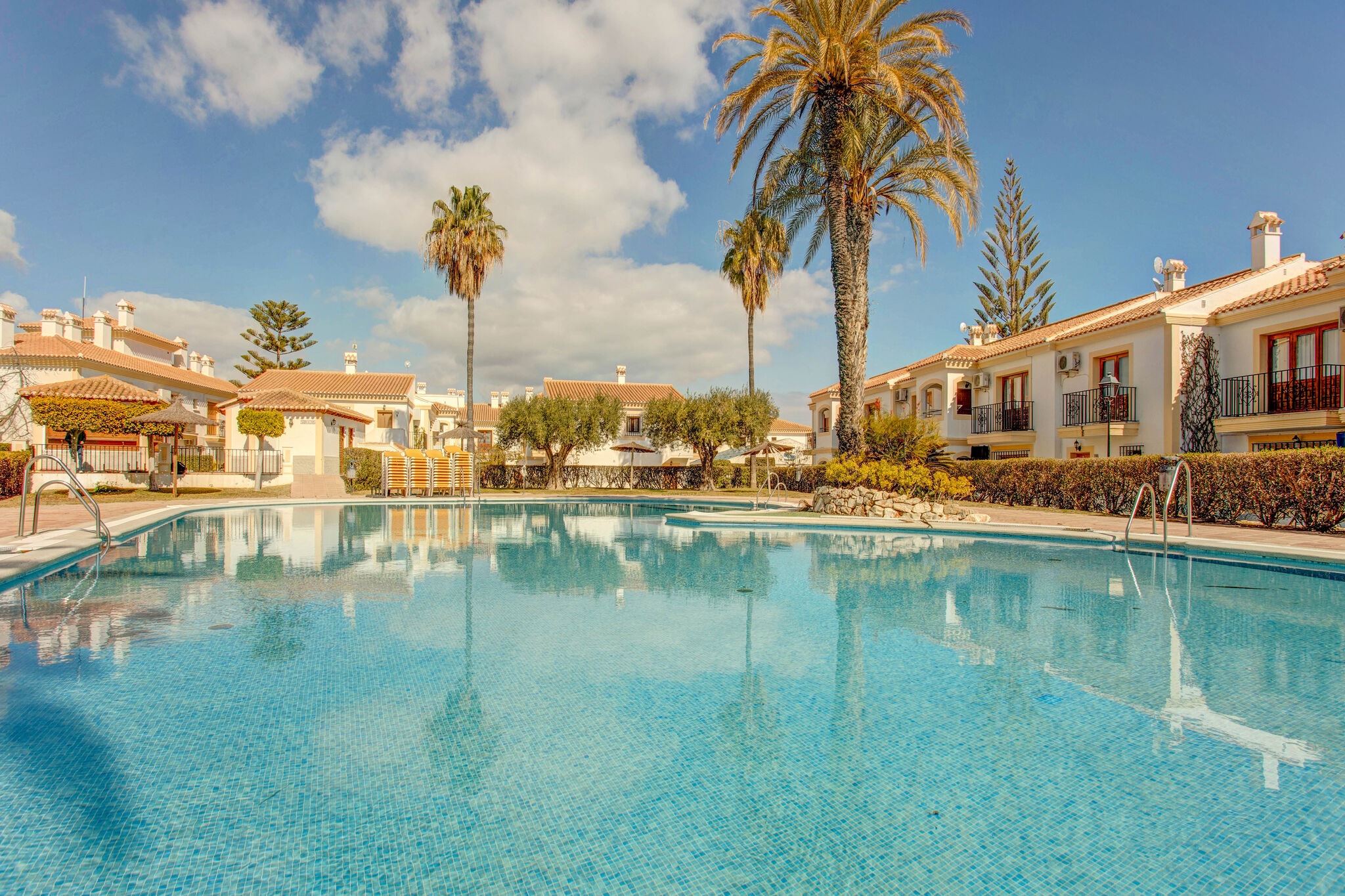 Sereen appartement in Andalusië met gedeeld zwembad