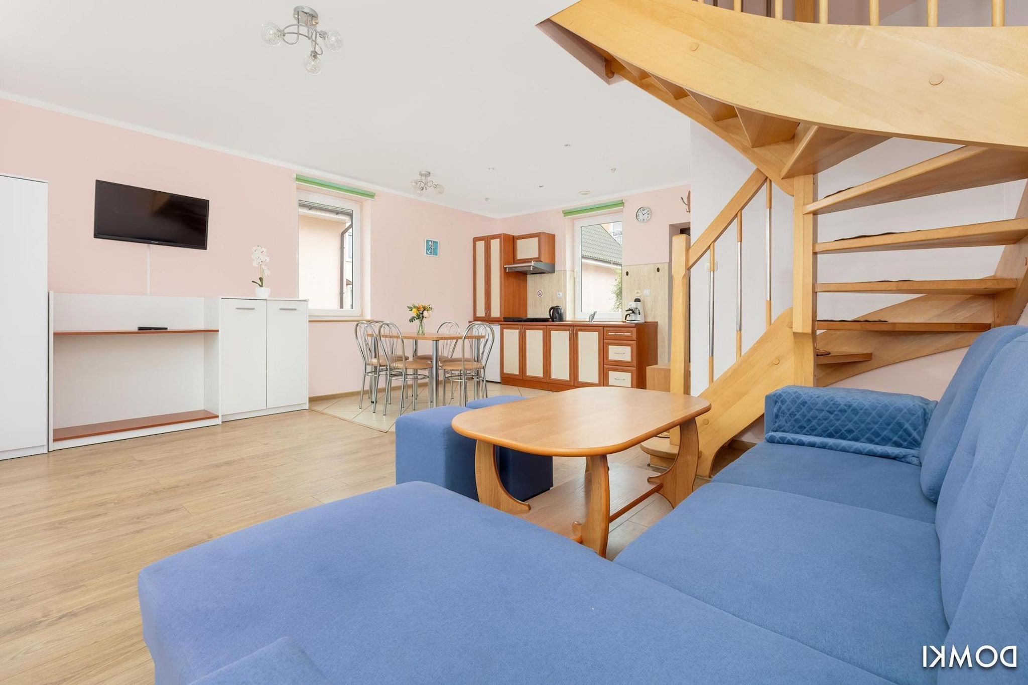 Ground floor: (open kitchen(hob(2 ring stoves, induction), electric kettle, toaster, coffee machine, microwave, fridge-freezer), Living/diningroom(double sofa bed, TV(flatscreen, german television channels), dining table(6 persons)), bathroom(shower, washbasin, toilet))\n\nOn the 1st floor: (bedroom(single bed, double bed), bedroom(single bed, double bed))\n\nReception, Internet access, Play area, Lawn, baby bath, balcony, terrace(private, roofed), garden(shared with other guests, fenced, 3300 m2), garden(private, 25 m2), garden furniture, sun loungers, BBQ(charcoal), parking, trampoline(shared with other guests), slide(shared with other guests), high chair, Swing set, baby crib(free)