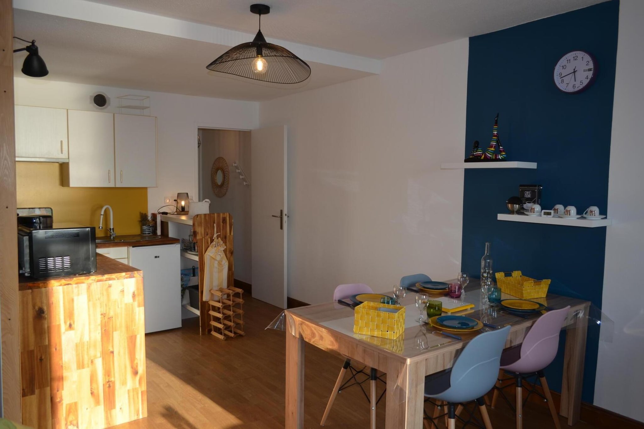 On the 2nd floor: (Kitchenette(hob(2 ring stoves, ceramic), electric kettle, toaster, coffee machine, microwave, fridge), Living/bed room(double bed, TV(no german television channels)), bathroom(bath tub, toilet), washing machine, heating(electric))\n\nparking, lift