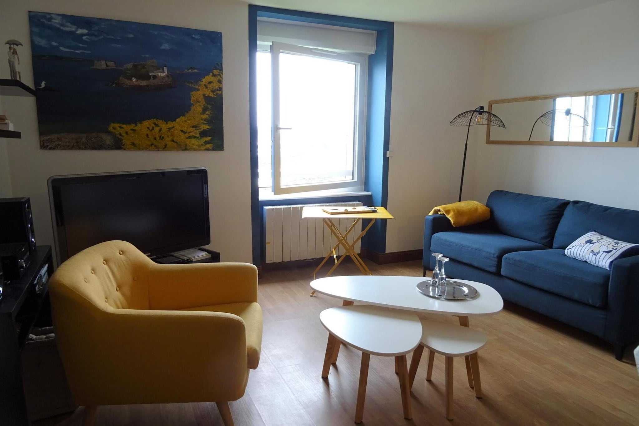Small but nice! Nice studio with a beautiful view of the sea and the beach in front of it. The small flat is located on the 2nd floor of a holiday residence (with lift). An ideal alternative to a hotel or guest room, because you can definitely cater for yourself from time to time. Enjoy the beautiful view first thing in the morning with a French breakfast of café and croissants or in the evening with a glass of wine. The private parking space is also welcome and particularly practical, especially in the height of summer, 
The eight beaches belonging to the municipality are located at the eastern end of the bay of Morlaix and are spread over 17 km of coastline. In addition to wide sandy beaches, which are guarded in summer, you will also find small, sheltered bays. Plougasnou is located in the border area of the two departments of Finistère and Cotes d'Armor. An ideal, central location for attractive excursions to both regions: to the west, the pretty little town of Morlaix, the picturesque spa and harbour town of Roscoff and the seaside resort of Carantec; to the north-east, the fantastic pink granite coast with the popular seaside resort of Perros Guirec begins in a few kilometres.
A utilities & service fee of EUR 40,00 will be required closer to your checkin date. You will receive a separate communication with the payment link. The utilities & service fee ensures a smooth stay and covers any additional services such as cleaning, service charges, consumption, damages or any additional charges incurred during the stay.