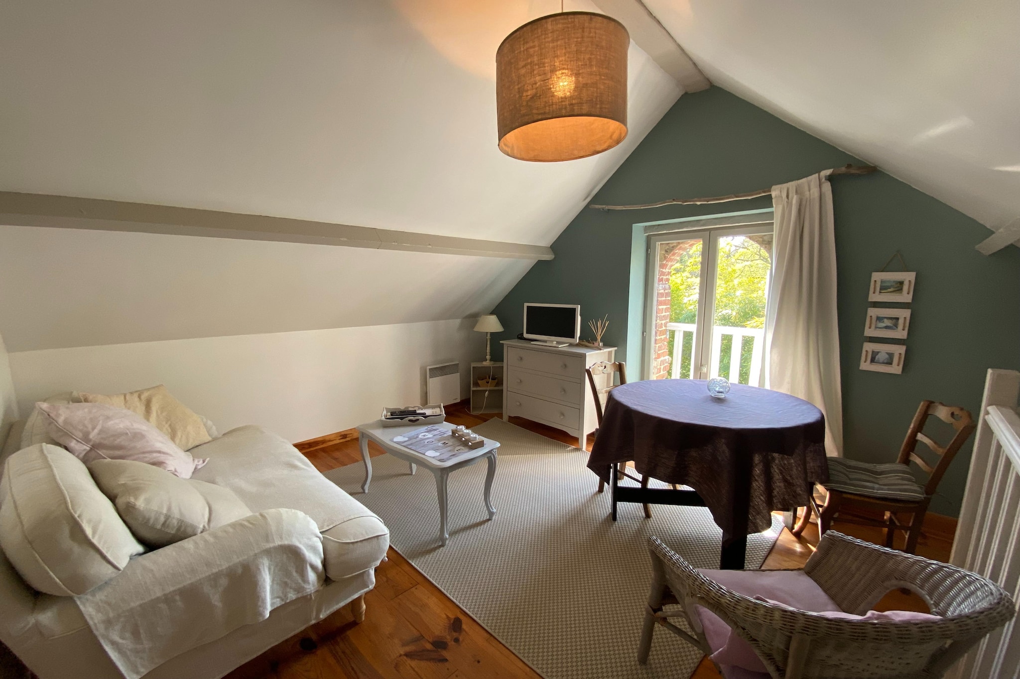Charming, renovated and carefully decorated holiday home nestled in a peaceful garden dominated by a large willow tree, perfect for relaxing in the shade after days at the beach or walks. Located in Seine-Maritime, a region rich in contrasts, it offers easy access to the wild nature of the Alabaster Coast with its chalk cliffs and pebble beaches, the artistic culture of Ã‰tretat, and the lively maritime atmosphere of FÃ©camp, famous for its Benedictine liqueur. Numerous hiking maps and cycling routes are available on site to explore the coastline stretching from Dieppe to Le Havre. Don't miss FÃ©camp with its three ports, Ã‰tretat, immortalized by the Impressionists, and Honfleur, as well as the GR 21, a trail of over 100 km ideal for nature and walking lovers. Further north, the Baie de Somme, voted one of the most beautiful bays in the world, completes this exceptional setting.