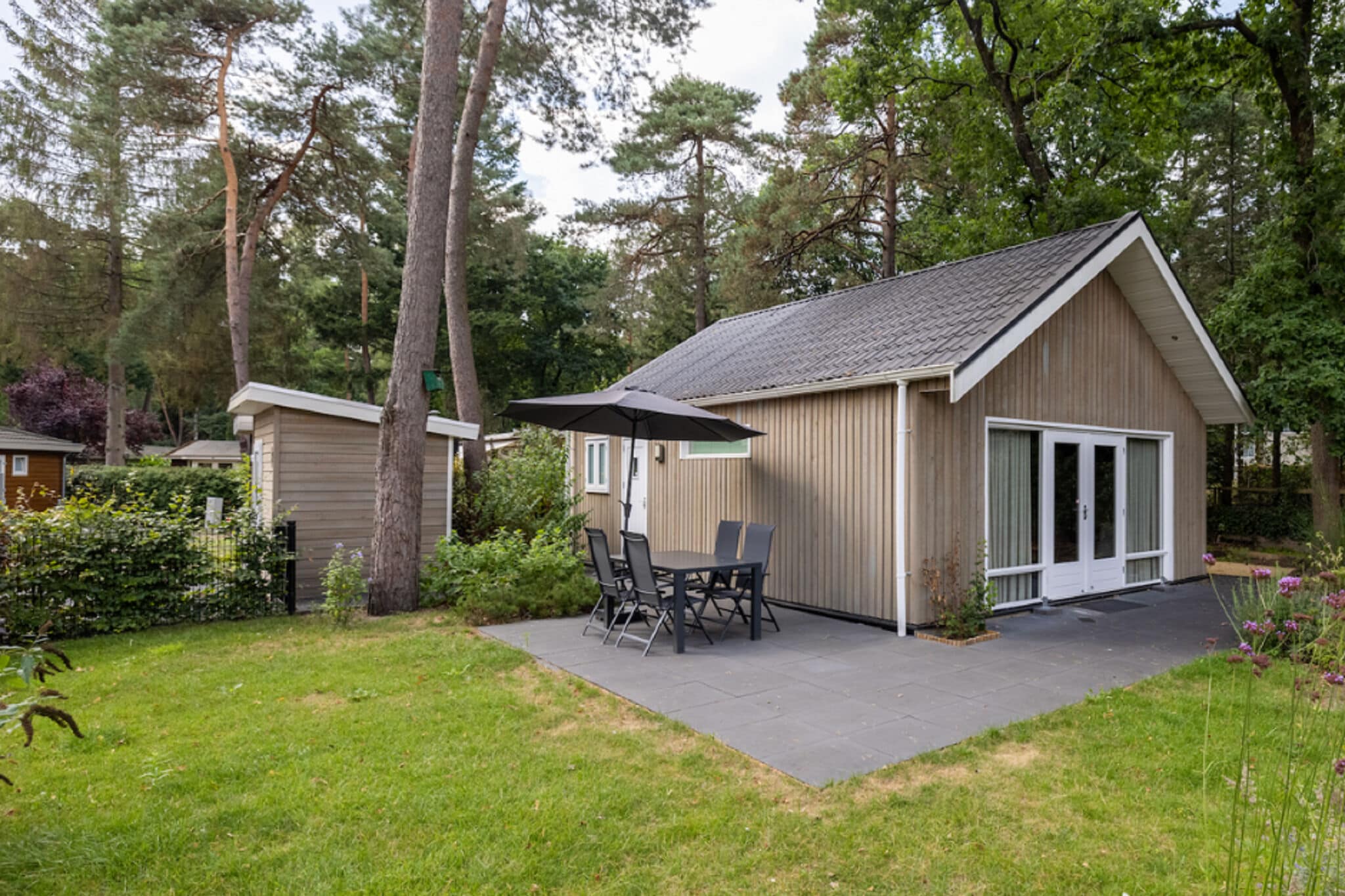 Atmospheric lodge with a deck on the Veluwe