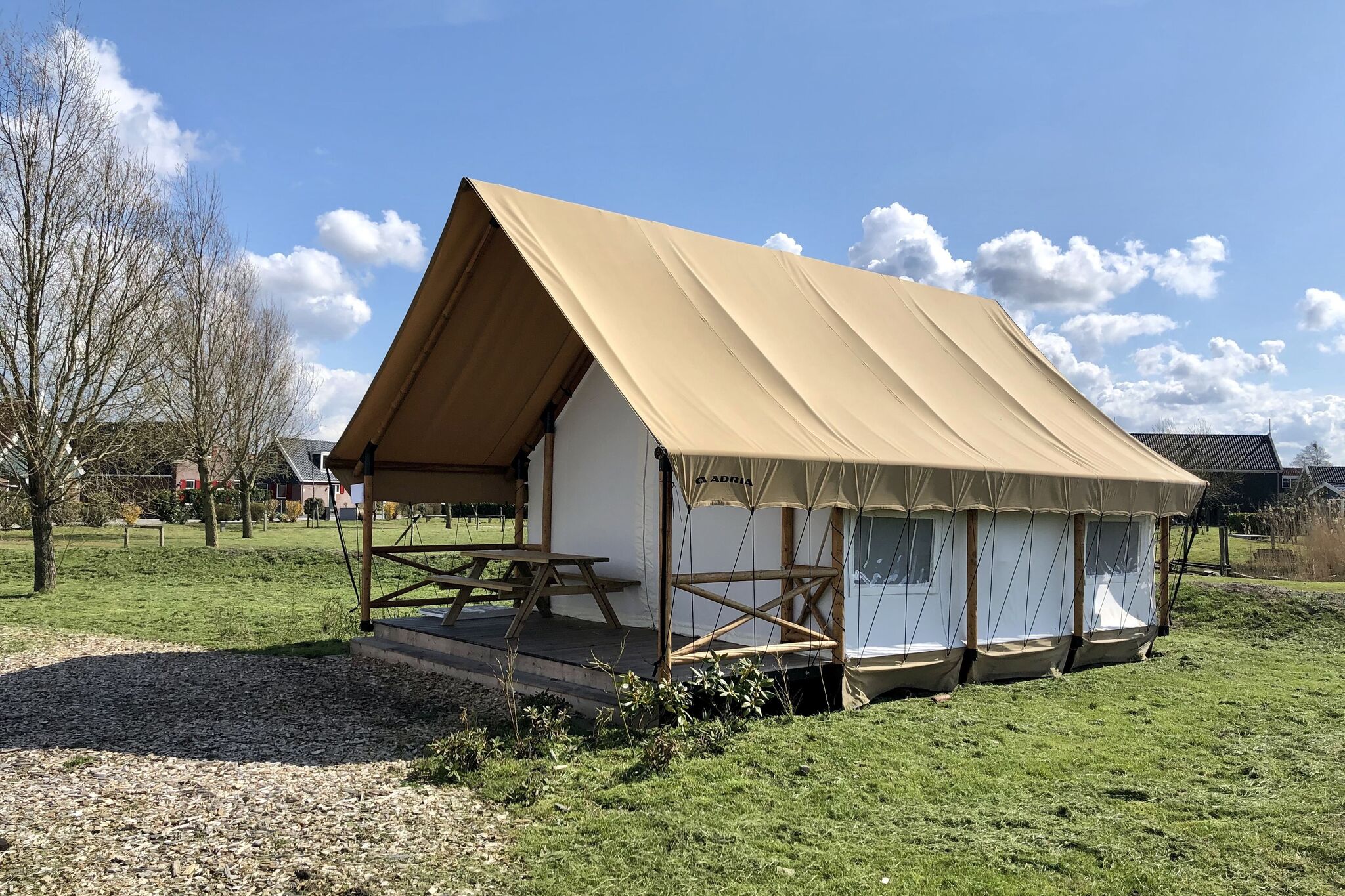 Schöne Zelthütte mit Veranda, 2 km. van Ijhorst