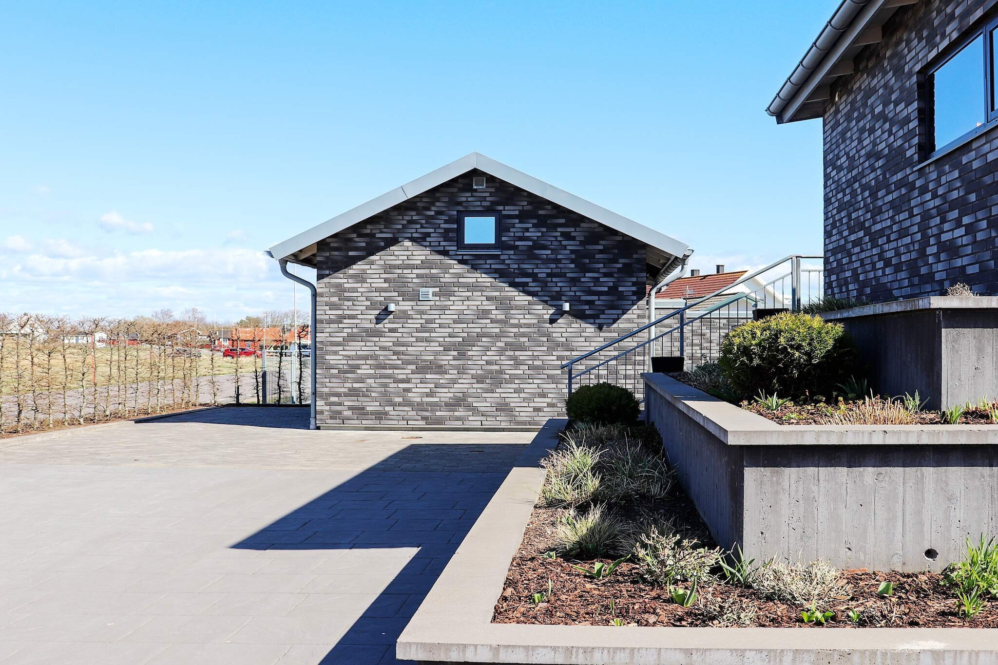 Internet Access DSL, Living room(double folding bed), open kitchen(cooker(electric), hood, coffee machine, microwave, fridge(+ freezer)), Living/bed room(double folding bed, TV), bathroom(tumble dryer, washbasin, shower, toilet, washing machine), courtyard(garden furniture, BBQ), geothermal energy