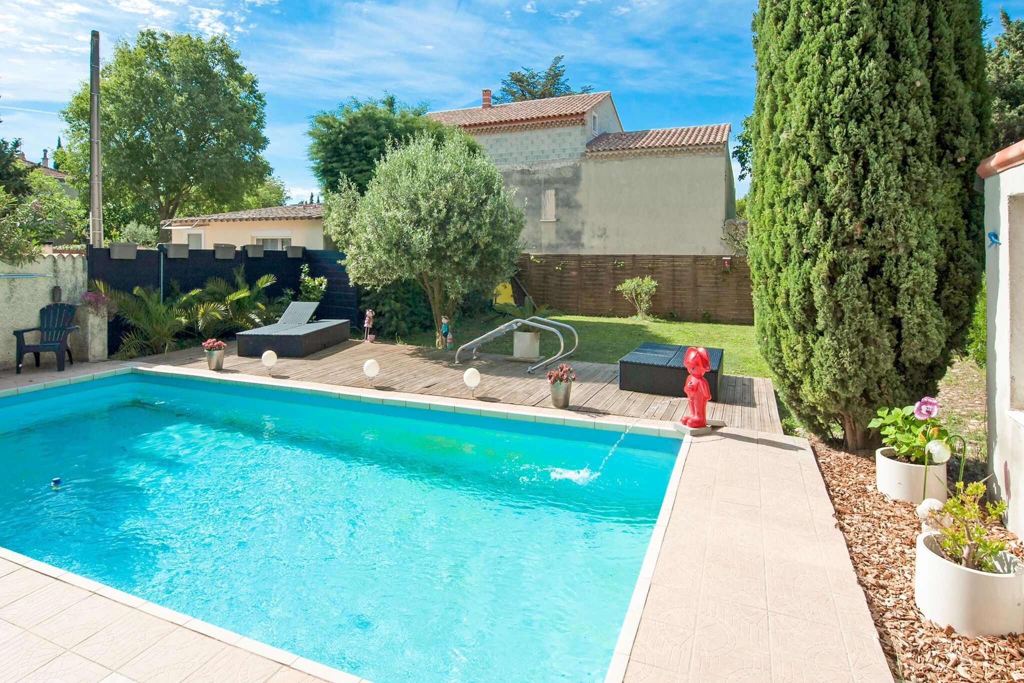 Jolie maison de vacances à Orange avec piscine privée