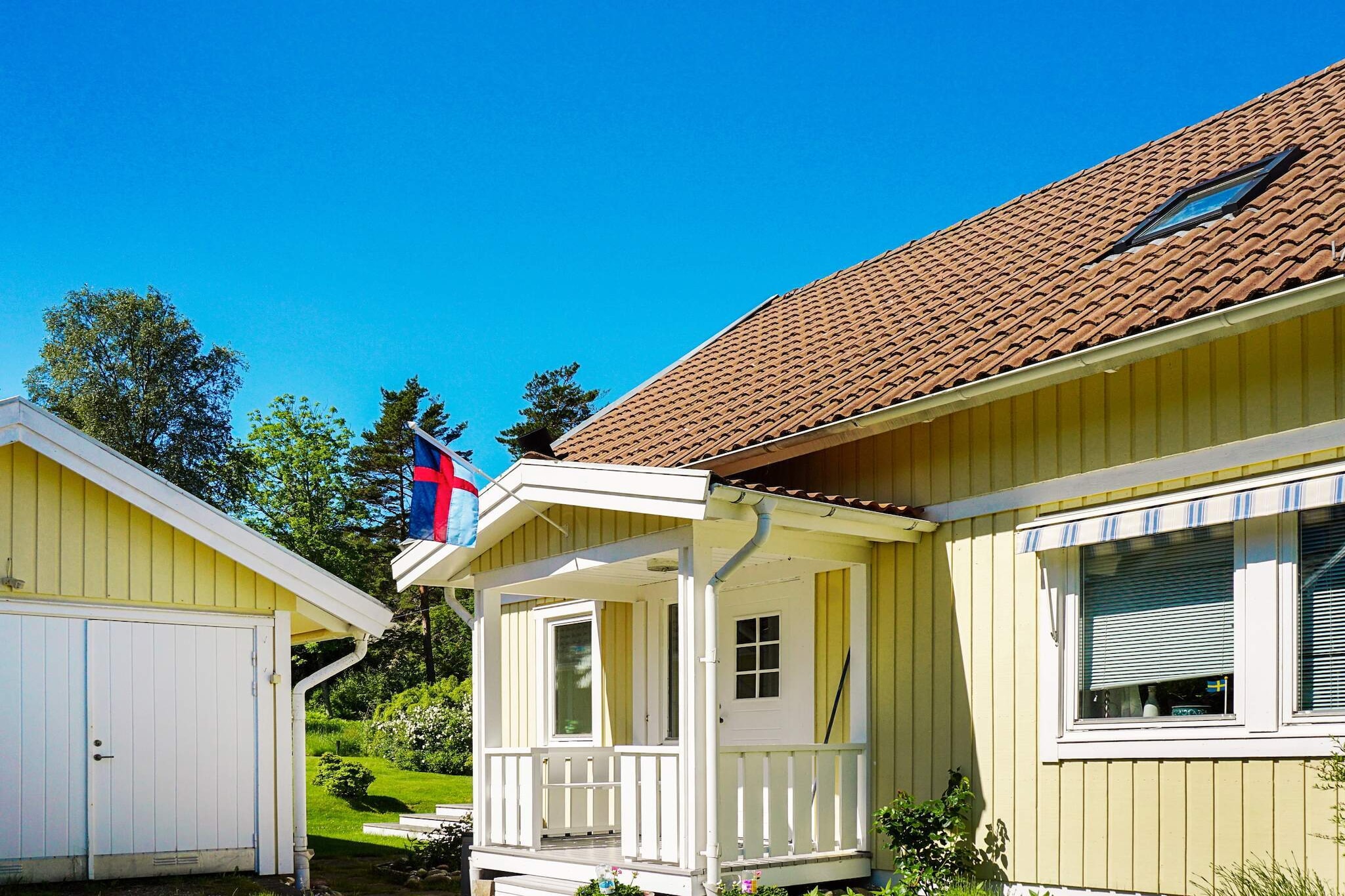 Here are all the conditions for a wonderful holiday for the whole family. The cottage has everything you could wish for in terms of comfort and standard, to this a wonderfully nice location, a few hundred meters from the sea and swimming! Start the day by taking the road from the cottage down to the sea for a morning dip and then sit on the terrace and enjoy breakfast coffee and feel the peace and harmony. This little paradise is also for lazy lovely summer days with lots of swimming, sun and socializing, here outside many boats pass and it is easy to put in a kayak from the beach and discover the archipelago outside yourself. Here you can have nice barbecue evenings with pleasant company on the terrace with nature in the knot, also take the opportunity to take the path from the cottage up the mountain where you meet the entire North Sea and can see the sun go down in the northwest. Havstenssund's idyllic fishing village offers the opportunity to buy fresh seafood directly from the boat, lovely baths at several nice bathing spots and in the immediate area there are coastal paths and roads with a view of the Bohuslän archipelago. In this nicely furnished cottage on two levels you are met by a large welcoming hall, living room with TV (channels SVT1 &amp; 2, TV4), kitchen with hob, oven, fridge / freezer, microwave and dishwasher, bathroom with bathtub and a laundry room with washing machine. On the cottage's second floor there are two bedrooms, one with double bed, one with a single bed and a living room with sofa bed for two persons and cozy armchairs for comfortable reading or to just sit and look out over the neighborhood here you also see a glimpse of the sea outside and a bathroom with shower. On the outside there is both a lovely terrace area and lawn where you can grill, sunbathe and practice various family games and games. It is not far to several of northern Bohuslän's picturesque fishing villages where in addition to experiencing the narrow alleys, summer shops, restaurants you can also rent boat charters, fishing trips or why not a kayak to experience the beautiful archipelago outside. Several nature reserves with fantastic nature are in the area such as. Tjurpannan and also Sweden's first marine national park Kosterhavet National Park is well worth a visit. It is also popular to visit Vitlycke Museum, which is a knowledge and experience center in Tanum's World Heritage Site - an area with around 600 rock carving sites. Here you can go with a guide, or walk freely between the slabs and interpret the unique carvings. For those interested in golf, there are several golf courses to choose from, the nearest of which is Mjölkeröds GK. A boat trip with m/s Donalda departing from Grebbestad out to the Väderöarna or the ferry from Strömstad out to Koster are nice boat trips.