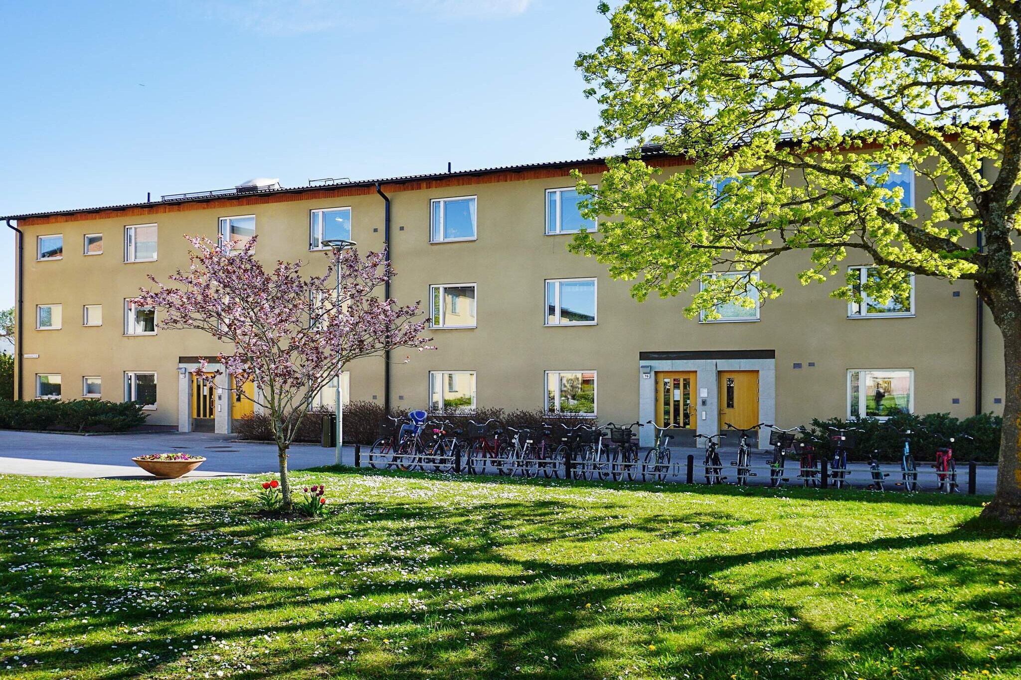 On Sweden's paradise island Gotland, you have the opportunity to rent this nice apartment in central Visby with unbeatable proximity to the center, shopping, Visby Ringmur, magical nature and much more! Spacious apartment with a lovely balcony where morning coffee can be enjoyed! Here you live comfortably with walking and cycling distance to everything Visby has to offer and only a 20 minute walk down to the sea and the beautiful promenade. Do not miss this summer gem! Upstairs you will find this apartment divided into three rooms and a kitchen as well as a balcony with a view of the park. Two separate bedrooms and a large living room with two beds where the sleeping area can be separated by a folding wall. Kitchen is equipped with everything you need and a little more, the bathroom as well with shower and washing machine. Outside the apartment building there is space for bicycle parking and nice barbecue areas for those who want to grill. For the children there are several playgrounds outside the home as well as a football field and swimming pool only a few hundred meters away. Visby and Gotland are bursting with life and movement during the summer. In addition to Gotland offering a unique nature that is an experience in itself, there is also a large selection of several activities, restaurants, cafes, cultural attractions and nice little shops to visit. Take a walk along Visby Ringmur and stroll along the charming alleys in Visby's inner city and ponder its history. Stop for a good bite to eat on the way and then enjoy an ice cream in front of the unbeatable sunset down by the promenade. This apartment is a perfect starting point for you who want to explore the whole of Gotland during your stay. If you go north, you must not miss FÃ¥rÃ¶ and see the famous rauks and swim on Sudersand and Ekeviken where the sand is as soft as powder. If you go south, you will find, among other things, the beautiful Ekstakusten with a magical view of the KarlsÃ¶arna. Burgsvik, NÃ¤rsholmen and Ljugarn are also well worth a visit, which flourishes during the summer. A must for the children is a visit to Kneippbyn, Pippi Longstocking's large water and summer land. The list can make a long, warm welcome to find just your gold nuggets!