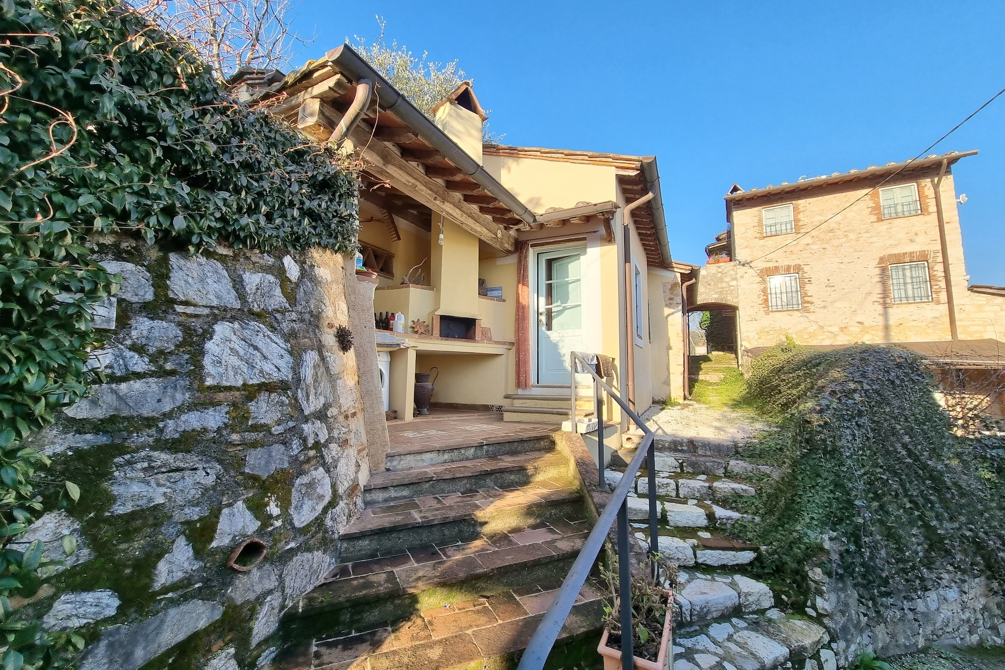 This romantic, country-style holiday home for two people with an option for three is located in Orbicciano and in an ideal location between Lucca and Versilia with its seaside resorts of Viareggio and Forte dei Marmi.
The Tuscan city of Lucca, known for its city walls, is only 15 km away. Here you can stroll, visit the many churches or drink an aperitivo. It is also only a few kilometers to the beaches of Versilia. Or drive to Carrara and visit one of the unique marble quarries.
The two-room apartment with shower bath, living and dining kitchen and bedroom with double bed and additional single bed is equipped with everything you need for a short or longer stay. To refresh you can use the communal pool in the garden!