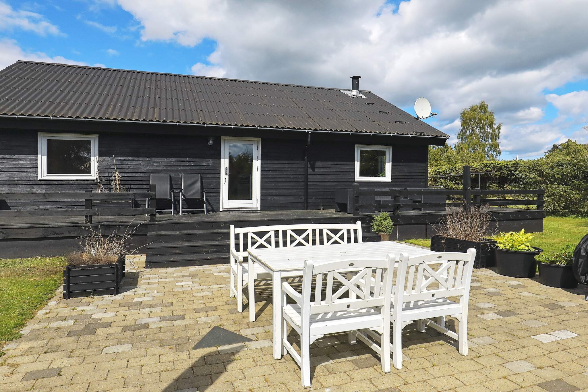 Holiday home with whirlpool and sauna located close to forest, fields and beach at Koldkær in the middle between Hals and Hou. The cottage's 90 m2 is really well utilized and is divided into an entrance hall, separate kitchen and a spacious living room with wood burning stove, air / air heat pump and space for cottage cosiness, relaxation and meals. There are two bright rooms and a large bathroom with shower, as well as a whirlpool and sauna. From the living room there is also access to a large loft with two good rooms. In one room on the loft there is also a PlayStation. The TV in the living room has Chromecast, so the only option you have to watch TV is to stream your own channels to the TV. Associated annex with two beds. The plot of 1000 m2 is completely undisturbed. Around the whole house there is a raised wooden terrace that allows you to enjoy the summer, the meals and the bright evenings.