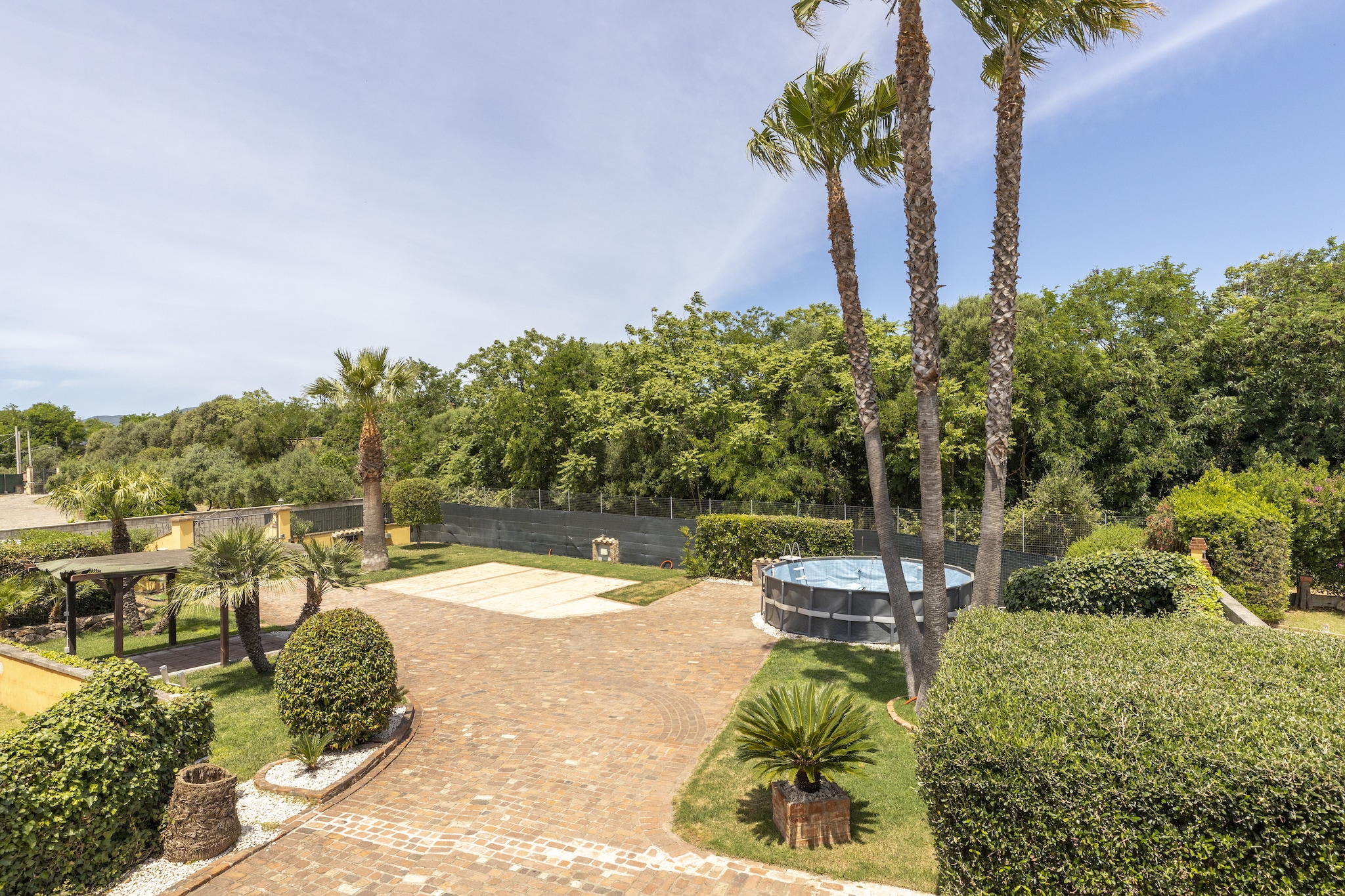 Ground floor: (Bedroom with bathroom(double bed, TV, electric kettle, espresso machine, fridge, shower, washbasin, toilet, bidet), Bedroom with bathroom(double bed, TV, electric kettle, espresso machine, fridge, shower, washbasin, toilet, bidet))\n\nBasement: (Kitchen(dining table, hob, espresso machine, oven, fridge), bedroom(double bed, espresso machine, fridge), bathroom(shower, washbasin, toilet, bidet))\n\ncarport, washbasin, patio, air conditioning, garden furniture, BBQ, swimming pool(private), Sunscreen