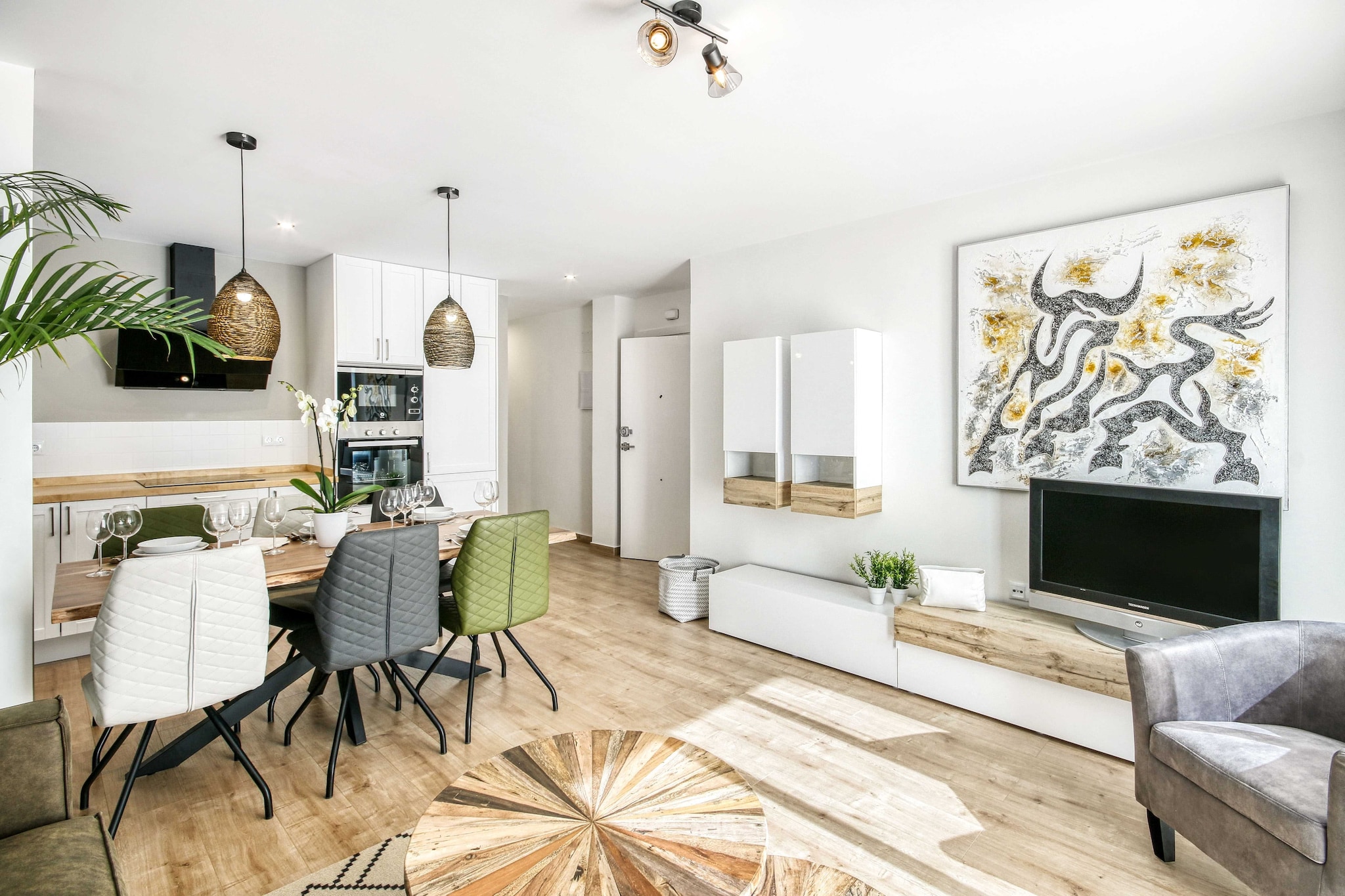 Ground floor: (Entrance(shared entrance), hallway(via fairly steep stairs))\n\nOn the 1st floor: (open kitchen(hob, electric kettle, toaster, hood, coffee machine(cups), oven, microwave, dishwasher, fridge-freezer), Living/diningroom(TV, dining table, seating area, streamingservice, heating, air conditioning), bedroom(15 m2)(double bed or 2 single beds(duvet, synthetics)), bedroom(17 m2)(double bed or 2 single beds(duvet, synthetics), heating, air conditioning), bedroom(9 m2)(bunk bed(duvet, synthetics, 90 x 190 cm)), bathroom(shower, washbasin, toilet, washing machine))