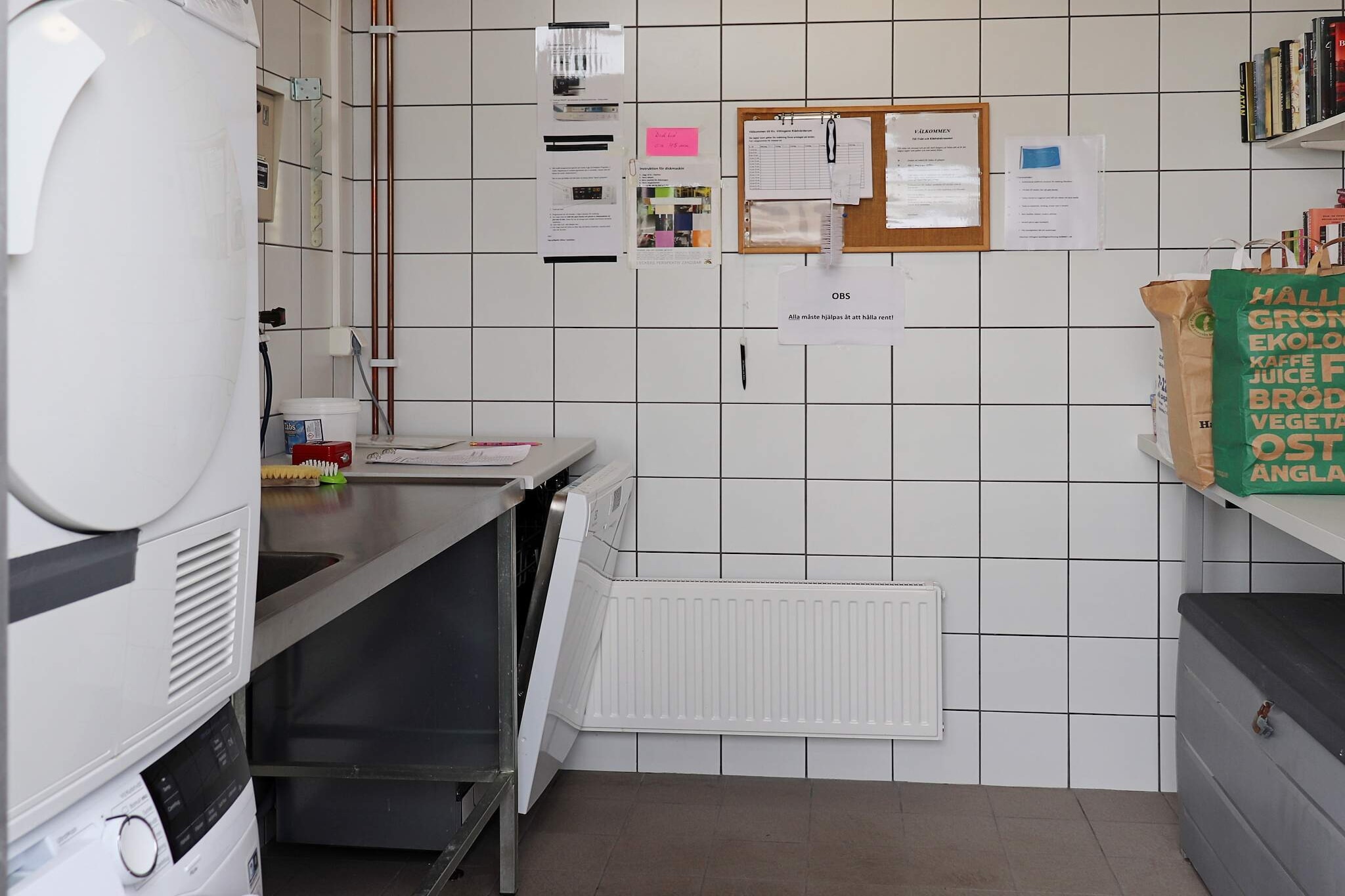 Internet Access DSL, pantry(cooker(electric), coffee machine, microwave, fridge(+ freezer)), Living/bed room(single folding bed, double bed), bathroom(shared with other guests)(washbasin, shower(shared with other guests), toilet(reachable from the outside), washing machine(shared with other guests)), heating(electric), garden furniture, BBQ, parking