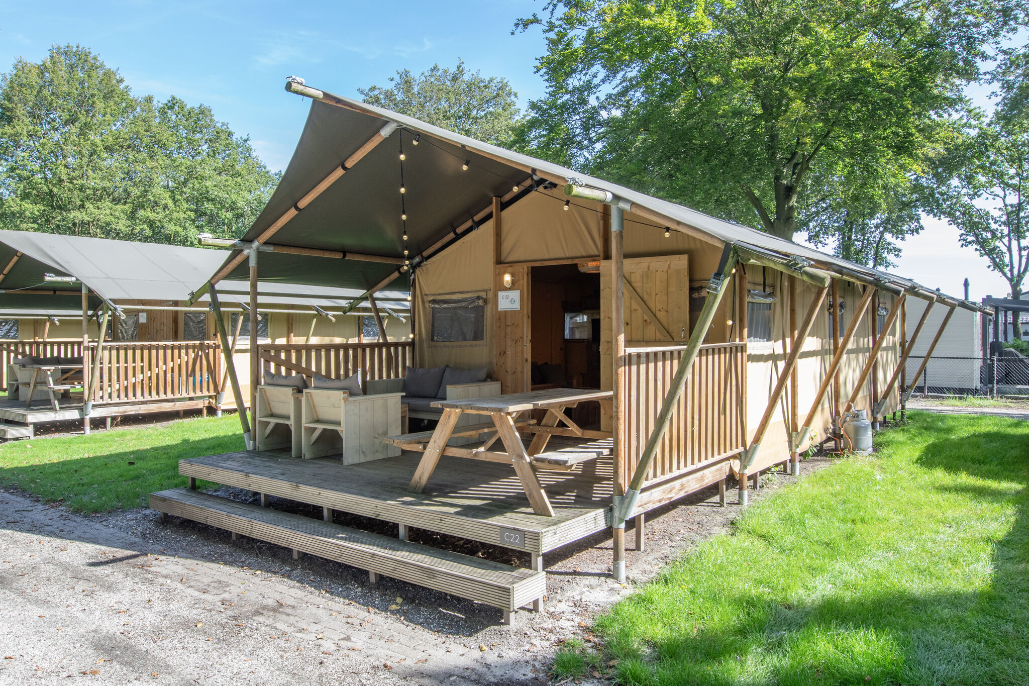 Schönes Safarizelt mit Bad in einem Ferienpark in De Maasduinen