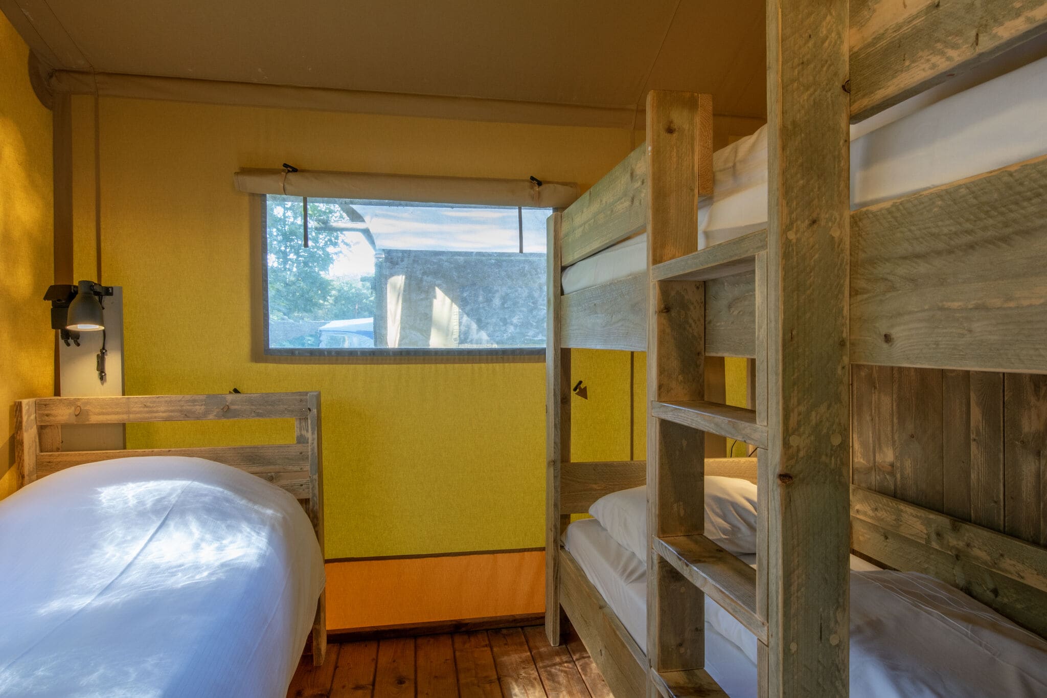 Komfortables Safarizelt mit Bad in einem Ferienpark in De Maasduinen