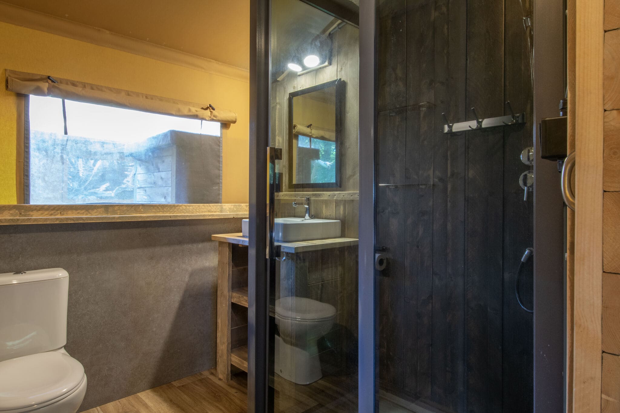 Comfortabele safaritent met badkamer, op een vakantiepark in De Maasduinen