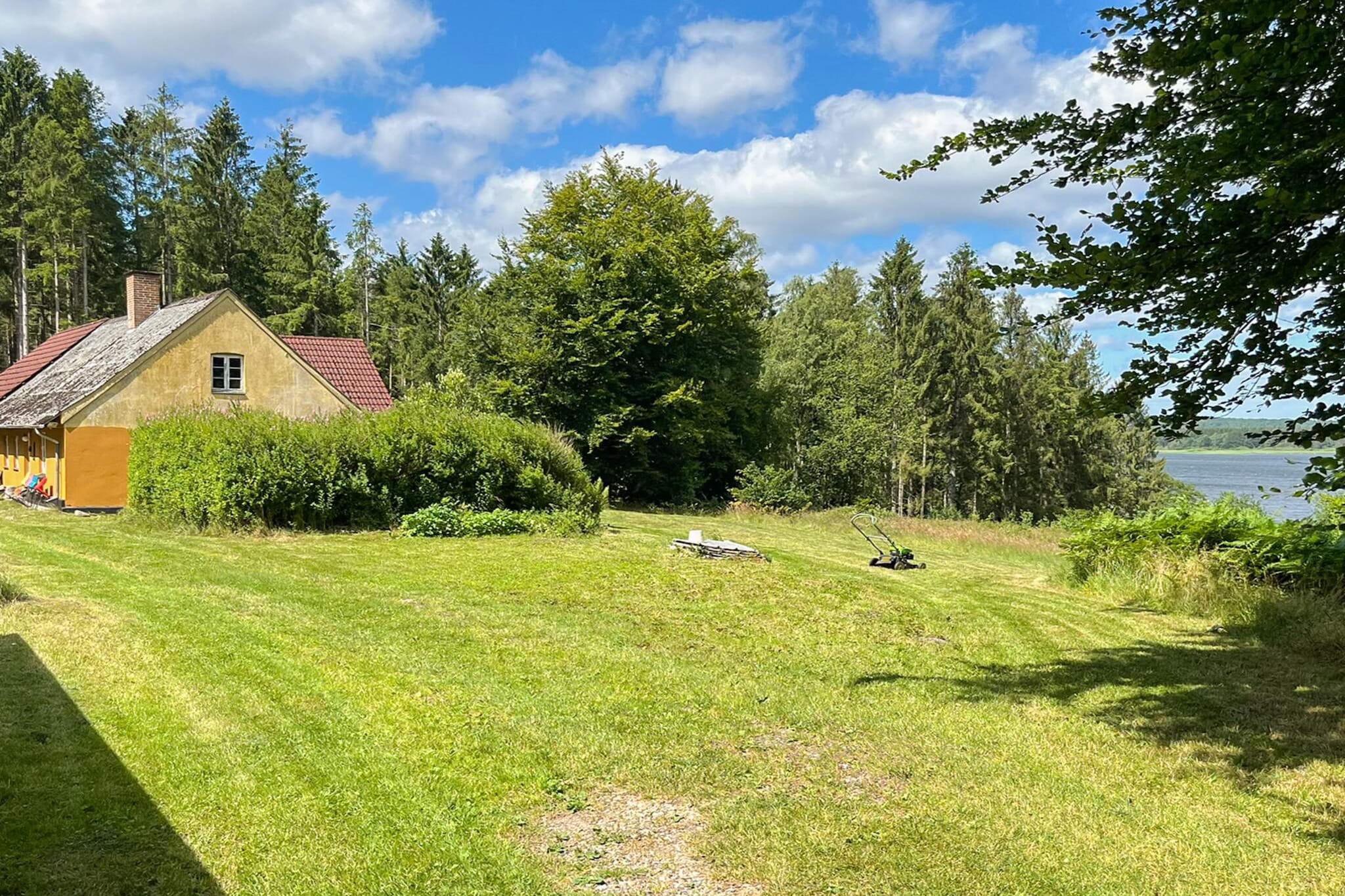 Vakantiehuis aan het meer met bos - Buitenlucht