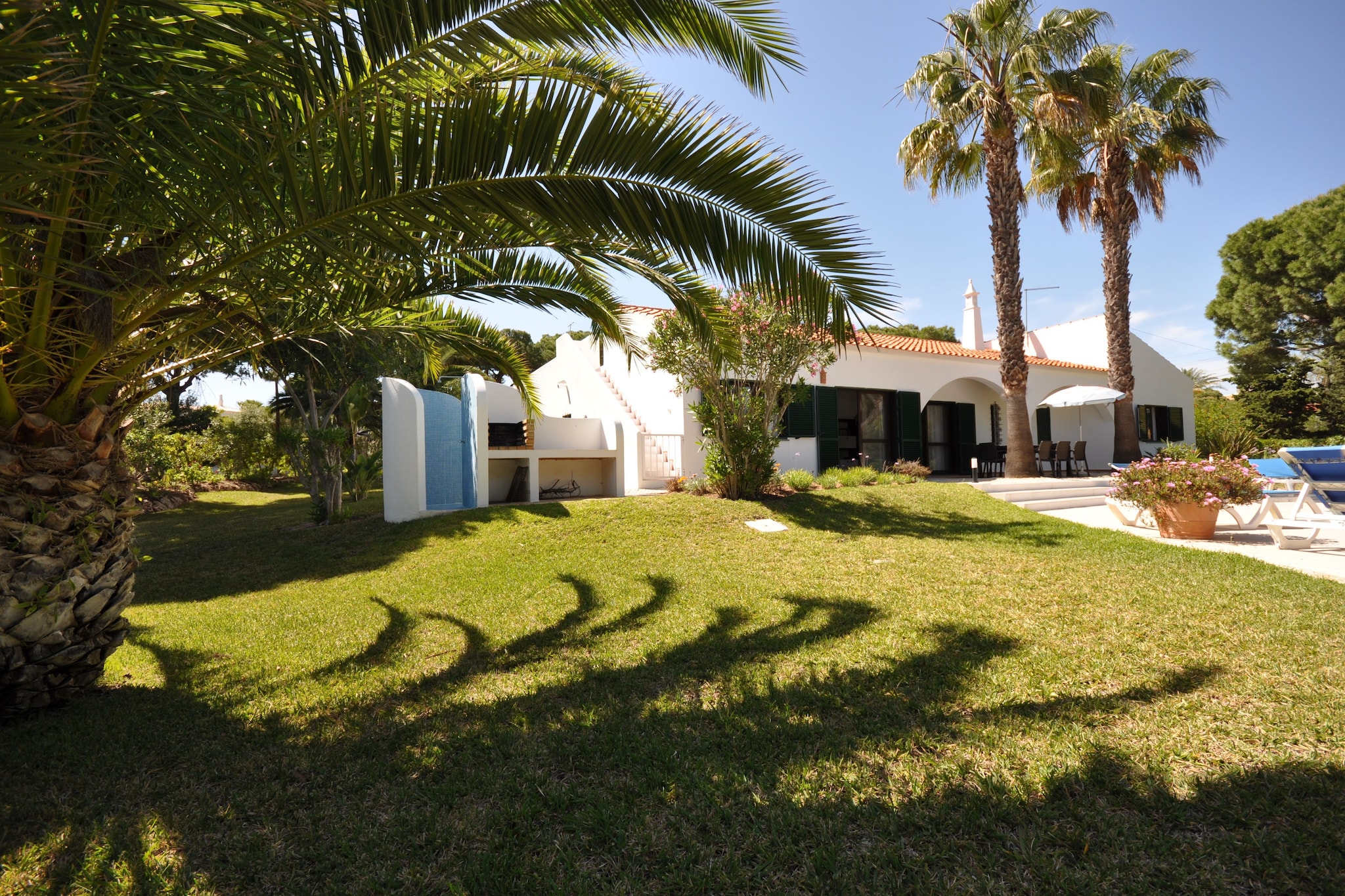 Ground floor: (Living room(double sofa bed, double sofa bed, TV, fireplace, DVD player), dining room, Kitchen(microwave, dishwasher), bedroom(double bed, air conditioning), bedroom(double bed, air conditioning), bedroom(single bed, single bed, air conditioning), bedroom(single bed, single bed, air conditioning), bathroom, bathroom, bathroom, roof terrace)\n\ngarage, stove, coffee machine, bathtub or shower, shower, washing machine, patio, terrace(private), garden(private), garden furniture, sun loungers, BBQ, parking, deckchairs, parasol, swimming pool(private,  8 x  4 m., opened from Jun upto and including Sep), ironing board