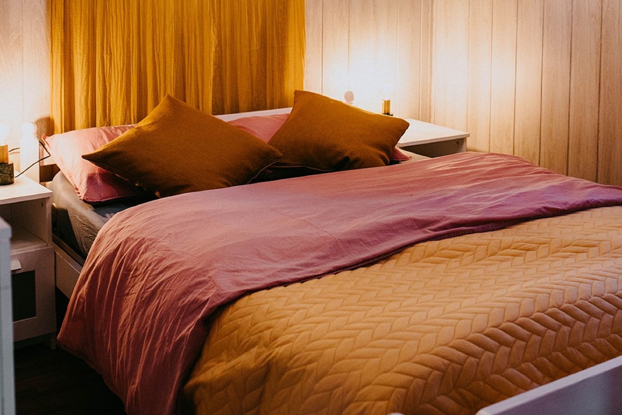 Ground floor: (Living room(TV, dining table, seating area, air conditioning), Kitchen(coffee machine, microwave, fridge), bedroom(double bed), bathroom(shower, washbasin, toilet))\n\nterrace, BBQ, parking, parasol, lounge set