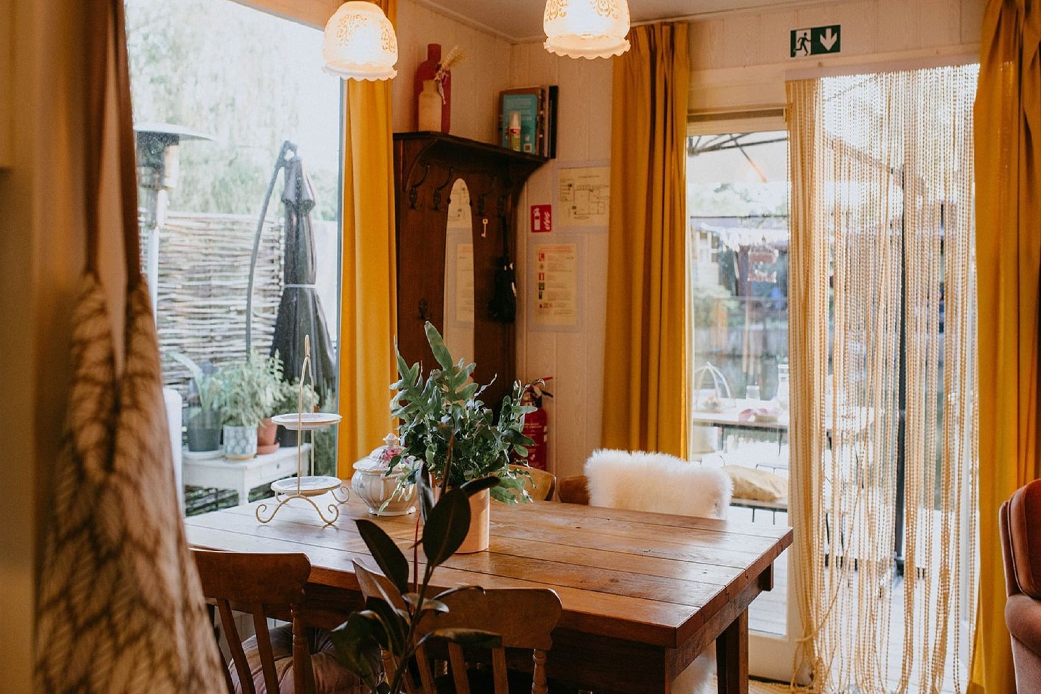 An optional utilities and service fee of EUR 80,00 will be charged before your arrival. Details are given below.<br> Tucked away in the serene Netevallei nature domain, this vintage-style chalet in Geel is the perfect retreat for couples seeking peace and nature. With a spacious terrace overlooking the water, it's ideal for slow mornings, scenic sunsets, and reconnecting with the outdoors. Enjoy hiking, cycling, or fishing from your private terrace. Nearby, you'll find TC Netevallei tennis courts, local restaurants, and the charming Castle Cinnamon, a perfect spot for breakfast or lunch. The Domain Tavern and other tourist attractions are also within easy reach. Inside, the chalet is elegantly decorated with comfort in mind. The well-equipped kitchen lets you prepare meals at your own pace, and the cozy living space invites you to unwind with a book or a glass of wine. Pets: Not specified, please confirm with host. Note: This home is for recreational use only. <br><b> Optional Utilities & Service Package </b><br><b> An optional utilities and service package of EUR 80,00 </b> can be selected prior to your arrival. You will receive a separate communication with the payment link should you wish to include it.<br>This package ensures a seamless stay and conveniently covers services such as final cleaning, utility consumption, service support, and protection against minor damages or incidental costs during your stay.<br>Guests who prefer may manage these services independently, provided the property is returned in good order at check-out.