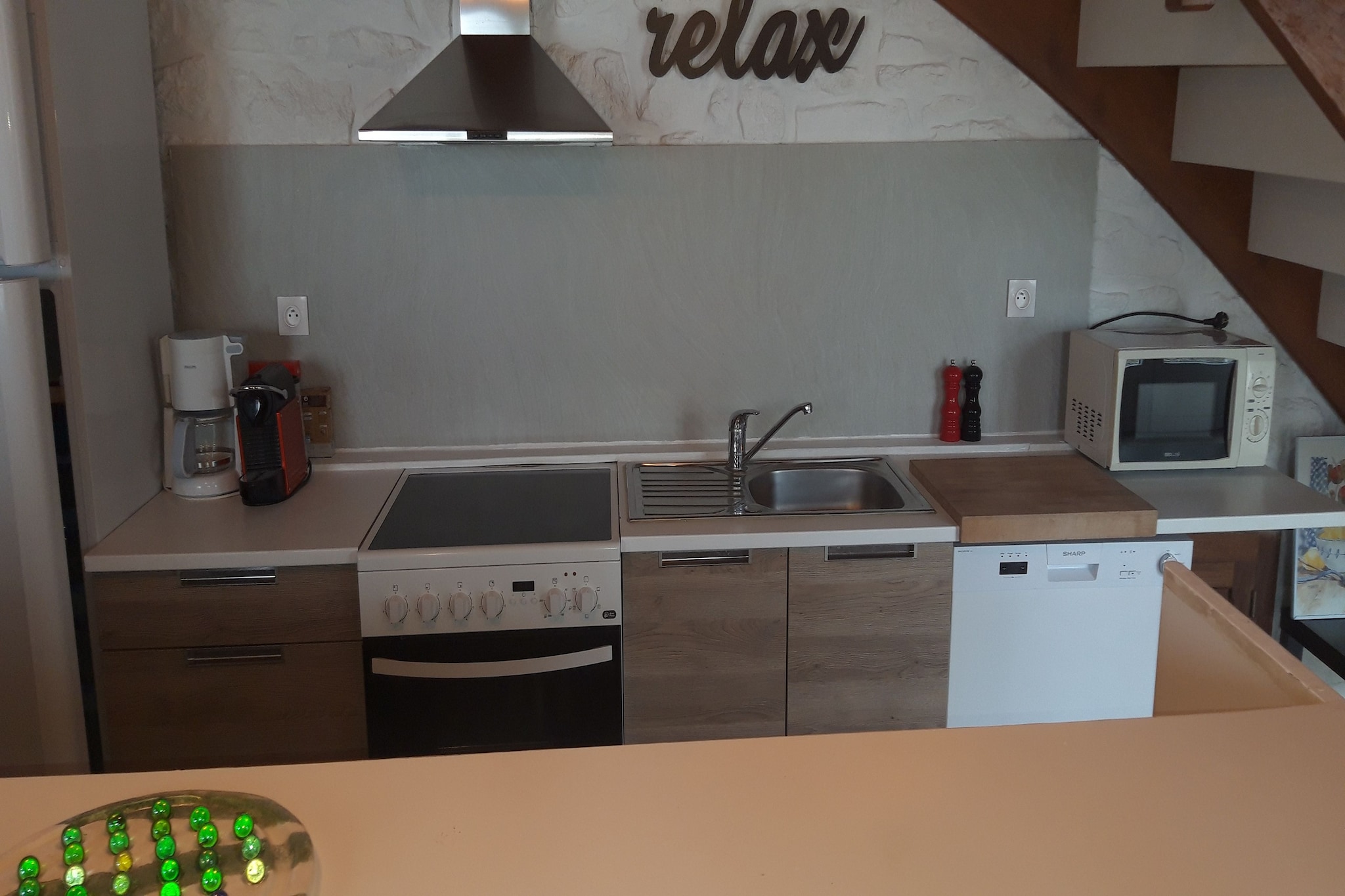 Ground floor: (open kitchen(bar, electric kettle, toaster, cooker, hood, espresso machine, oven, grill, microwave, dishwasher, fridge-freezer, Blender), Living/diningroom(TV, dining table(6 persons), seating area), bathroom(shower, washbasin, toilet, hairdryer))\n\nOn the 1st floor: (bedroom(double bed(140 x 190 cm)), bedroom(double bed(180 x 200 cm)), bedroom(double bed(180 x 190 cm)), toilet(washbasin))\n\nshower(outside), washing machine, garden doors, garden, garden furniture, sun loungers, BBQ, parking, ironing board, iron, lounge set