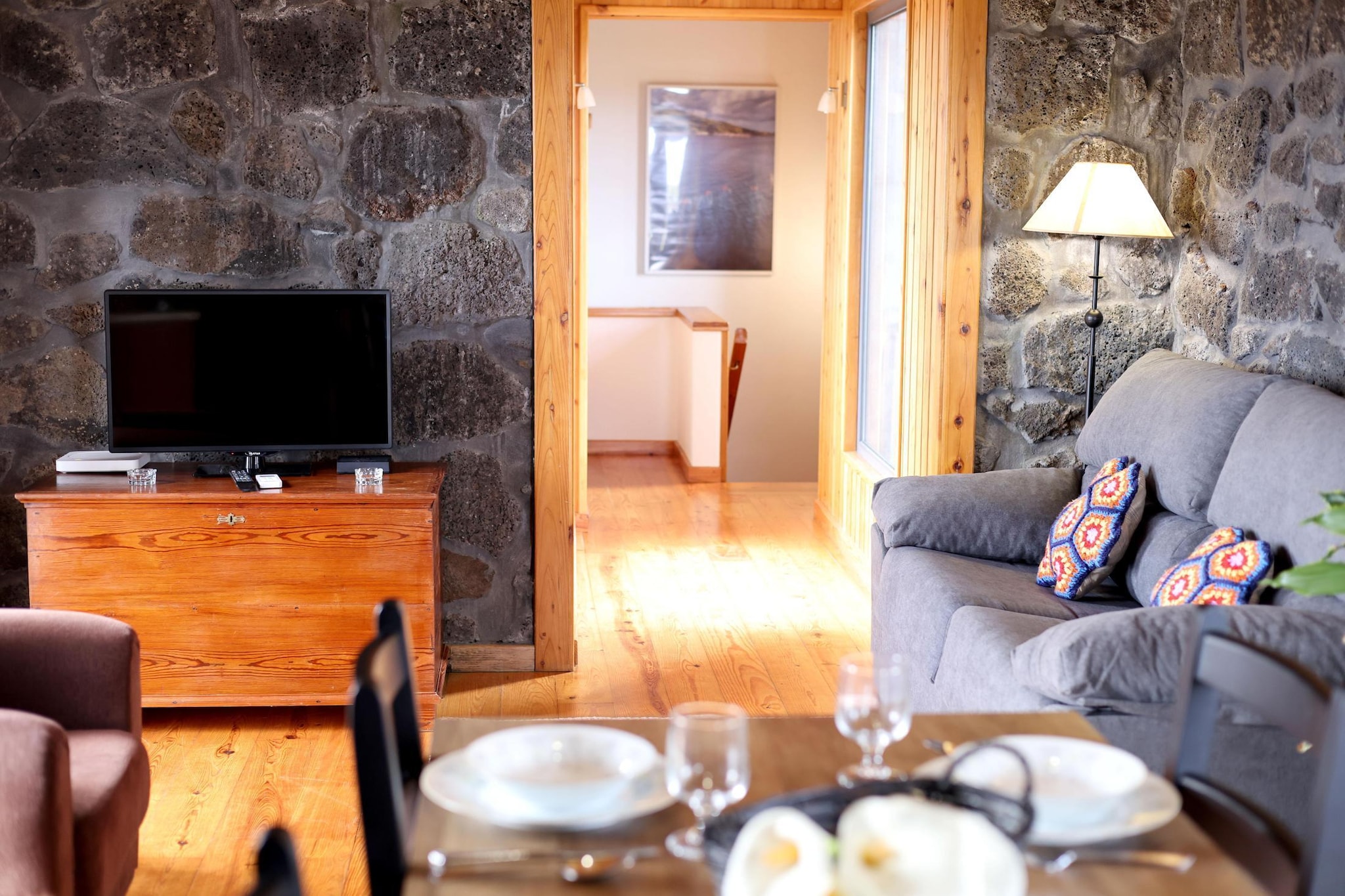 A paradise for nature lovers: rustic stone houses of various sizes, comfortably furnished in the style typical of the region, on the north coast of the island of Pico in a rural setting, twelve kilometers from the town of São Roque. Each of the restored houses has a panoramic view, including towards the neighboring island of São Jorge (some even have a sea view). A small beach is about 500 meters away, depending on the location of the house; Depending on the location, a natural swimming pool is about one to two kilometers away. The second largest island in the Azores owes its name to the Pico volcano of the same name, which is almost 2,400 meters high. The island is also known for its vineyards, its impressive landscape with lava fields and as a starting point for excursions to watch whales and dolphins.
Activities nearby : The island of Pico offers a wide range of leisure activities: go hiking along the coast, ride a bike or discover the green island on horseback. The natural swimming pools of PoÇa Branca are about 1.5 kilometers away. You can go whale and dolphin watching from Madalena Port or embark on an island tour to Faial. If you prefer to take it easy, you can relax at Praia do Canto da Areia beach. In the high season, activities such as traditional fishing or in-house cheese production are sometimes offered on site.