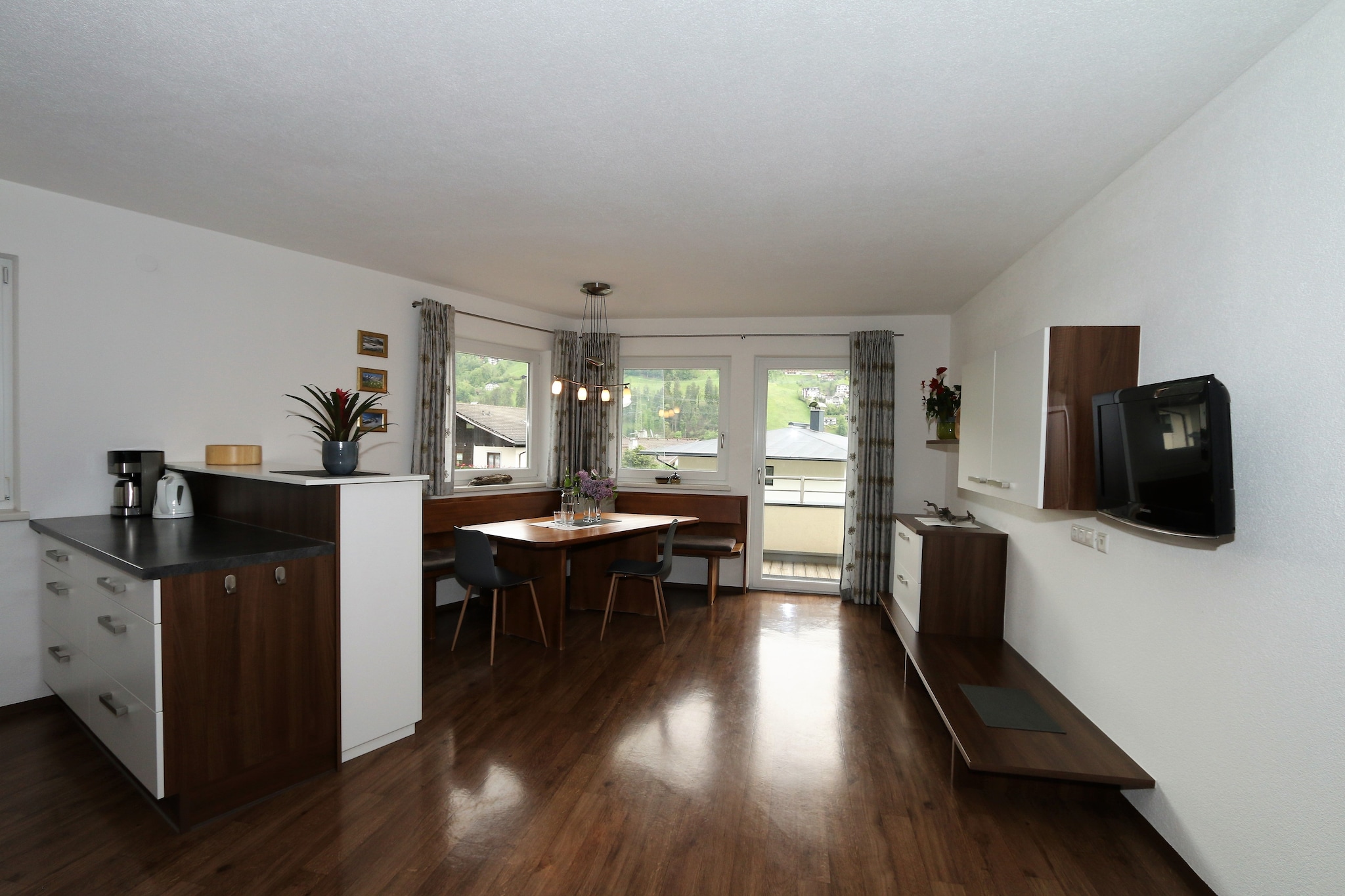 open kitchen(stove, hob(4 ring stoves, ceramic), electric kettle, coffee machine, oven, dishwasher, fridge), Living/diningroom(single sofa bed, TV(satellite)), bedroom(double bed), bedroom(double bed), bathroom(bath tub, shower, toilet), toilet, balcony