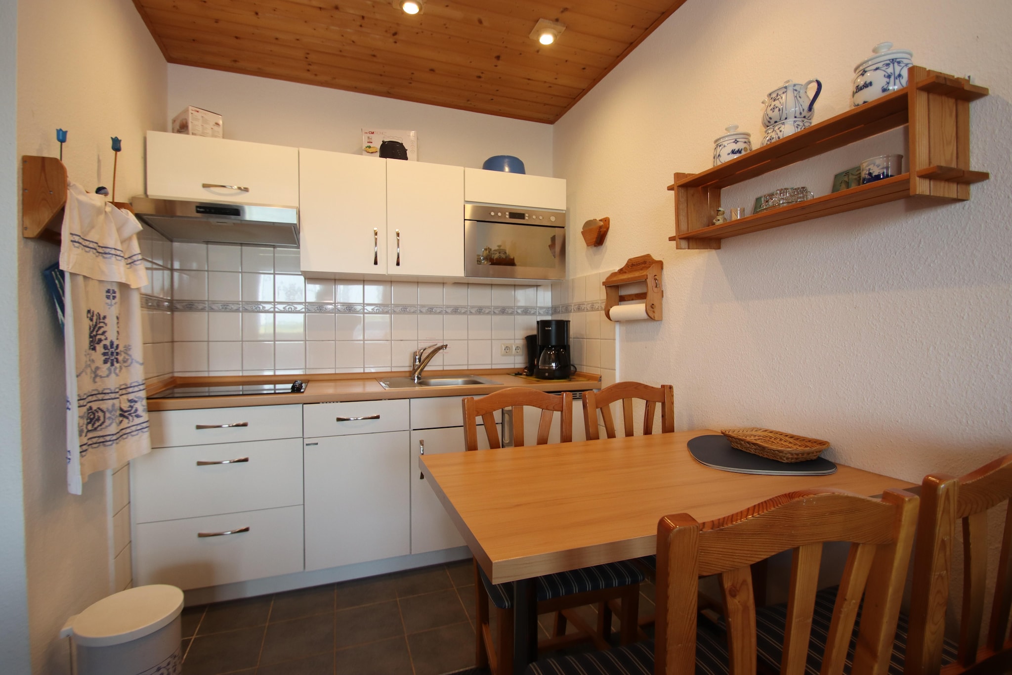 Ground floor: (open kitchen(4x hob(ceramic), coffee machine, microwave, dishwasher, fridge-freezer), Living/diningroom(double sofa bed, TV(cable), DVD player, radio, CD player), bedroom(2x single bed(90 x 200 cm)), bathroom(shower, washbasin, toilet))\n\nwashing machine, heating(gas), terrace, parking