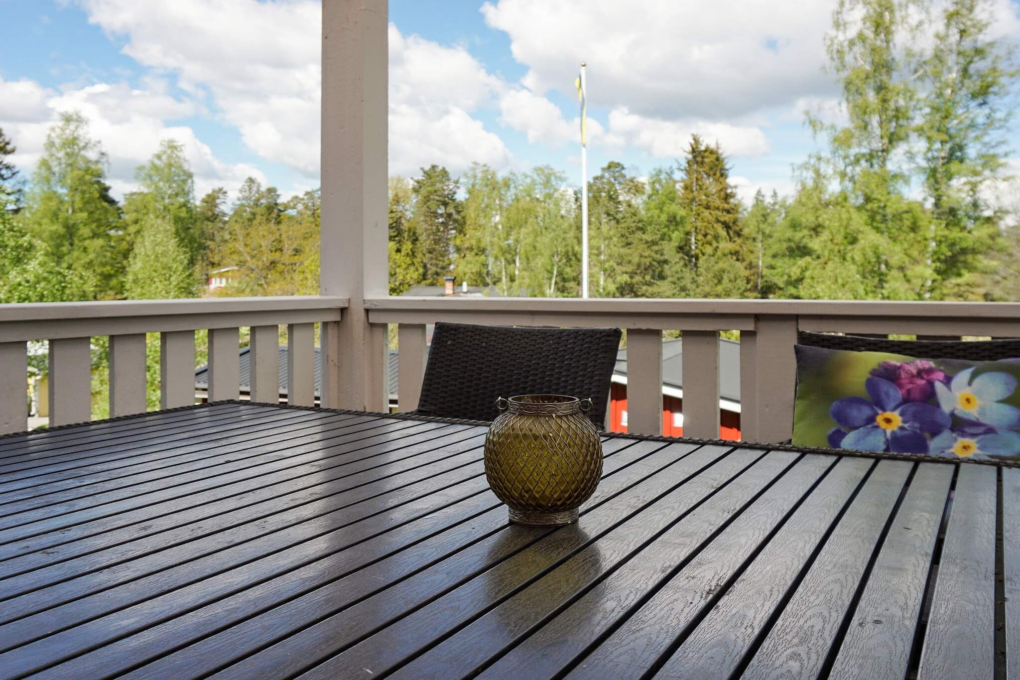 Internet Access DSL, open kitchen(cooker(electric), hood, coffee machine, microwave, fridge-freezer), Living/bed room(single folding bed), bedroom(double bed), bedroom(2x single bed), bathroom(washbasin, shower, toilet, washing machine), carport, heating(electric), terrace(roofed)(garden furniture, BBQ)