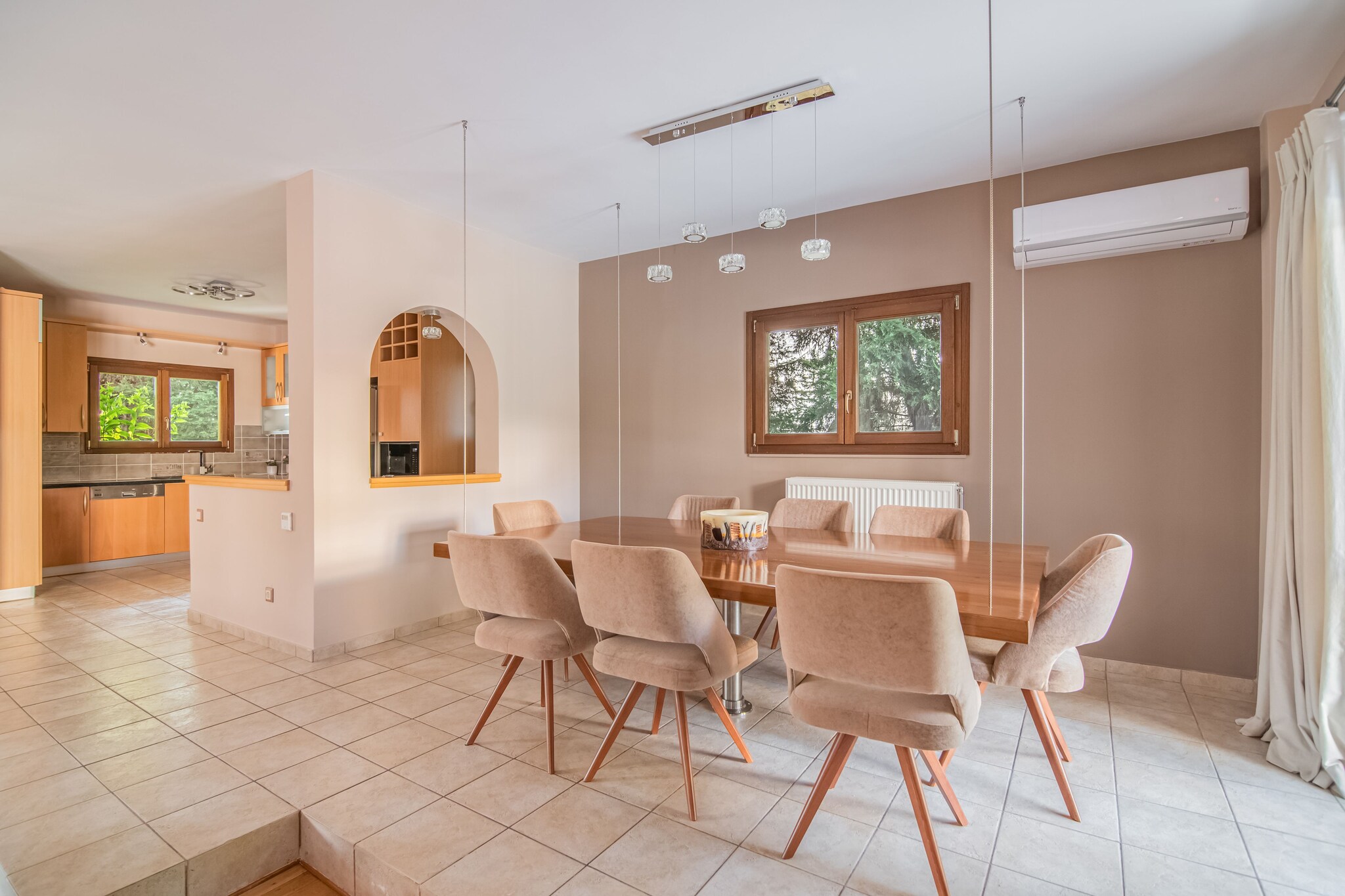 Ground floor: (Living room(TV, fireplace, seating area, balcony or terrace, air conditioning), dining room(dining table(12 persons), air conditioning), Kitchen(electric kettle, toaster, cooker, hood, coffee machine, oven, microwave, fridge), toilet(washbasin, toilet))\n\nOn the 1st floor: (bedroom(double bed, TV, balcony, air conditioning, hairdryer), bedroom(double bed, TV, balcony, air conditioning, hairdryer), Bedroom with bathroom(double king size bed, TV, fireplace, washbasin, toilet, balcony, air conditioning, hairdryer), bathroom(shower(walk-in shower), washbasin, toilet))\n\nOn the 2nd floor: (Living/bed room(single bed, single bed, double bed, video projector, balcony, air conditioning), bathroom(shower, washbasin, toilet))\n\nBasement: (Living/bed room(single bed, single bed, double sofa bed, party games), bathroom(tumble dryer, shower(walk-in shower), washbasin, toilet, washing machine), fitness room(fitness equipment))\n\ngarage, DVD player, streamingservice, radio, CD player, bar, oven, dishwasher, fridge, bathtub or shower, shower, steam shower, massage shower, washbasin, projection screen, video projector, heating, terrace, garden, bicycle storage, garden furniture, sun loungers, BBQ, parking, deckchairs, swimming pool(private)