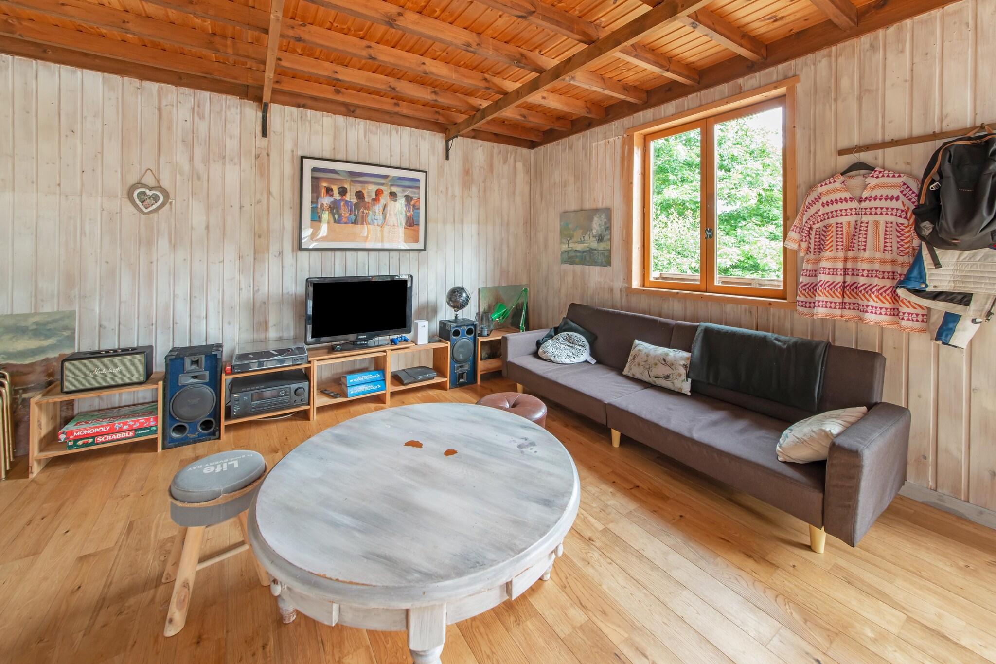 Stay in this cosy family chalet equipped with a lovely garden and lovely surroundings. It features a comfortable master bedroom and 2 sleeping areas spread over 2 levels in an open space. Ideal for 4 adults or 2 adults with 3 children.
In the nearby Parc Naturel Régional des Ardennes, you can enjoy wonderful cycling and walking tours. There are numerous restaurants within a 20 km radius of the holiday home and a visit to Rochefort, Bouillon and the Bièvre stables is also well worthwhile. You can do your shopping at the supermarket in Bièvre.
However, you don't have to leave the holiday home for a relaxing time in this beautiful part of Belgium. There is parking space for 3 vehicles and the well-equipped kitchen offers you the chance to prepare your favourite dishes. The water from the tap is high quality local spring water! Via streaming, you can watch your favourite content on the TV (there are no channels available).
This property is not ideal for holidaymakers with reduced mobility.