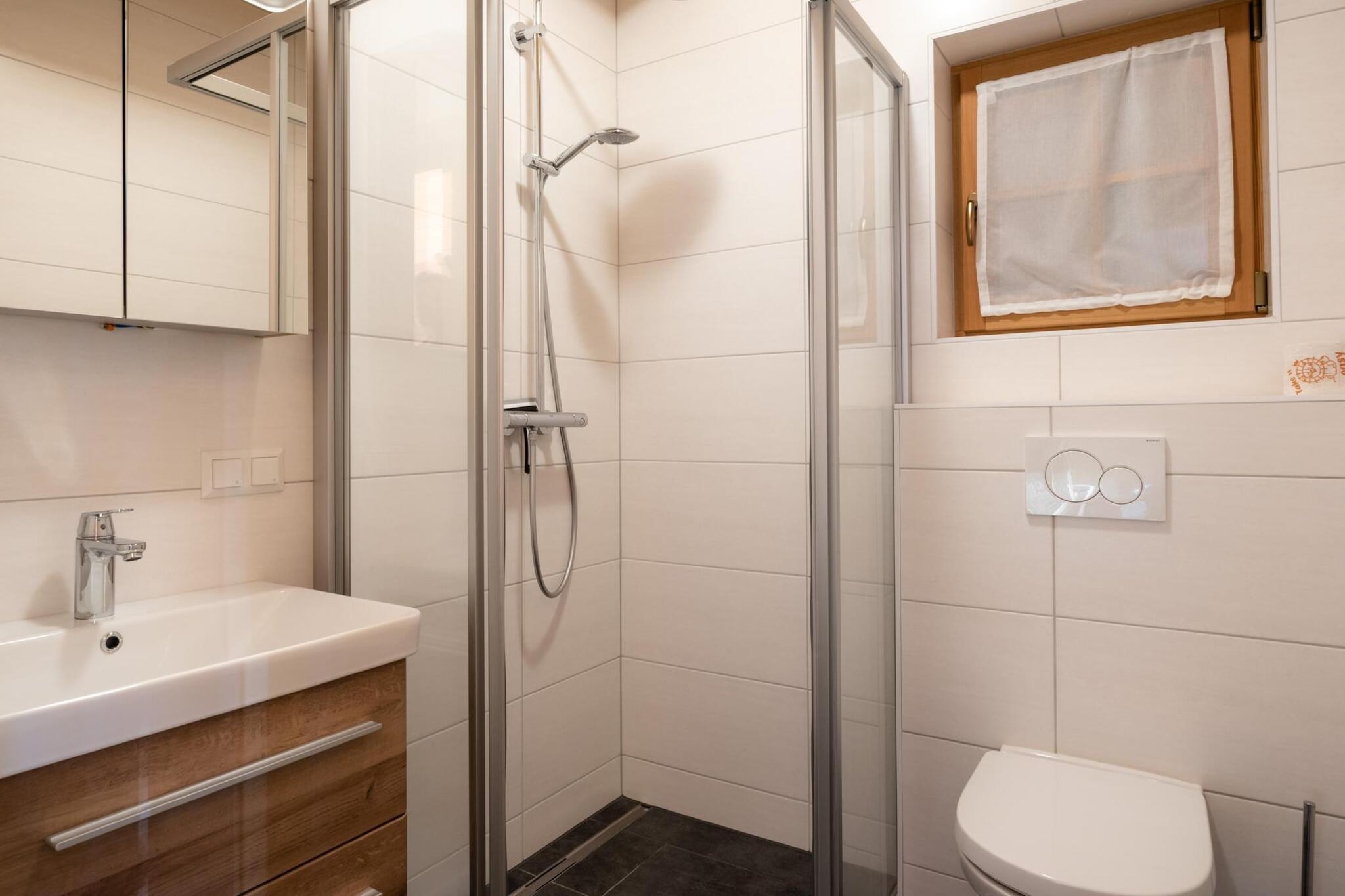Koralpe - Enzian/Almrausch-Badezimmer