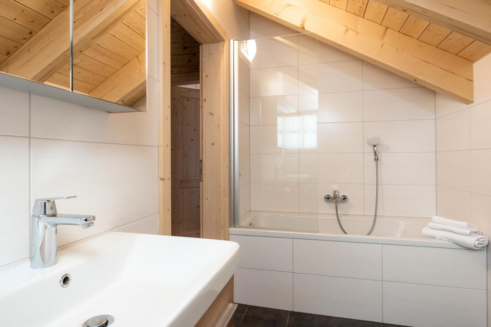 Koralpe - Enzian/Almrausch-Badezimmer